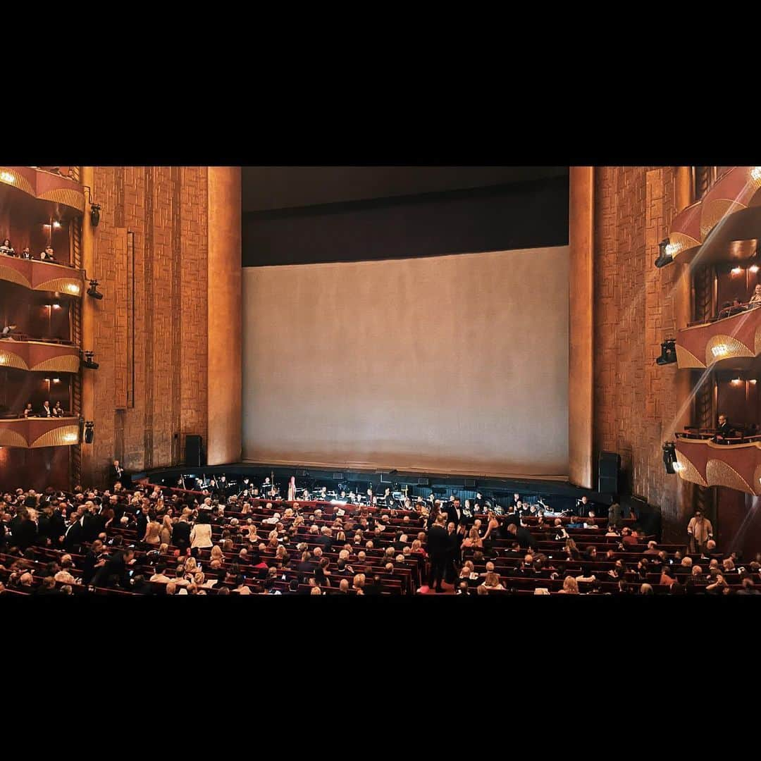 リード・モラノさんのインスタグラム写真 - (リード・モラノInstagram)「Dead Man Walking opening night @metopera !! Many of us dream to have our stories shown on the big screen…but to then have your story also told on the stage of the Metropolitan Opera after that is totally bonkers!!! You did it @helenprejean!!!! Congrats @timrobbinshere & all the cast and crew of this heartbreaking production of one of the most important stories everyone needs to see.  Thank you all for telling it to us in all the ways that you have!  Thanks @jessica_gillin @domforletta @gitabass and @dezsobysb for the looks 🤍」9月28日 6時38分 - reedmorano