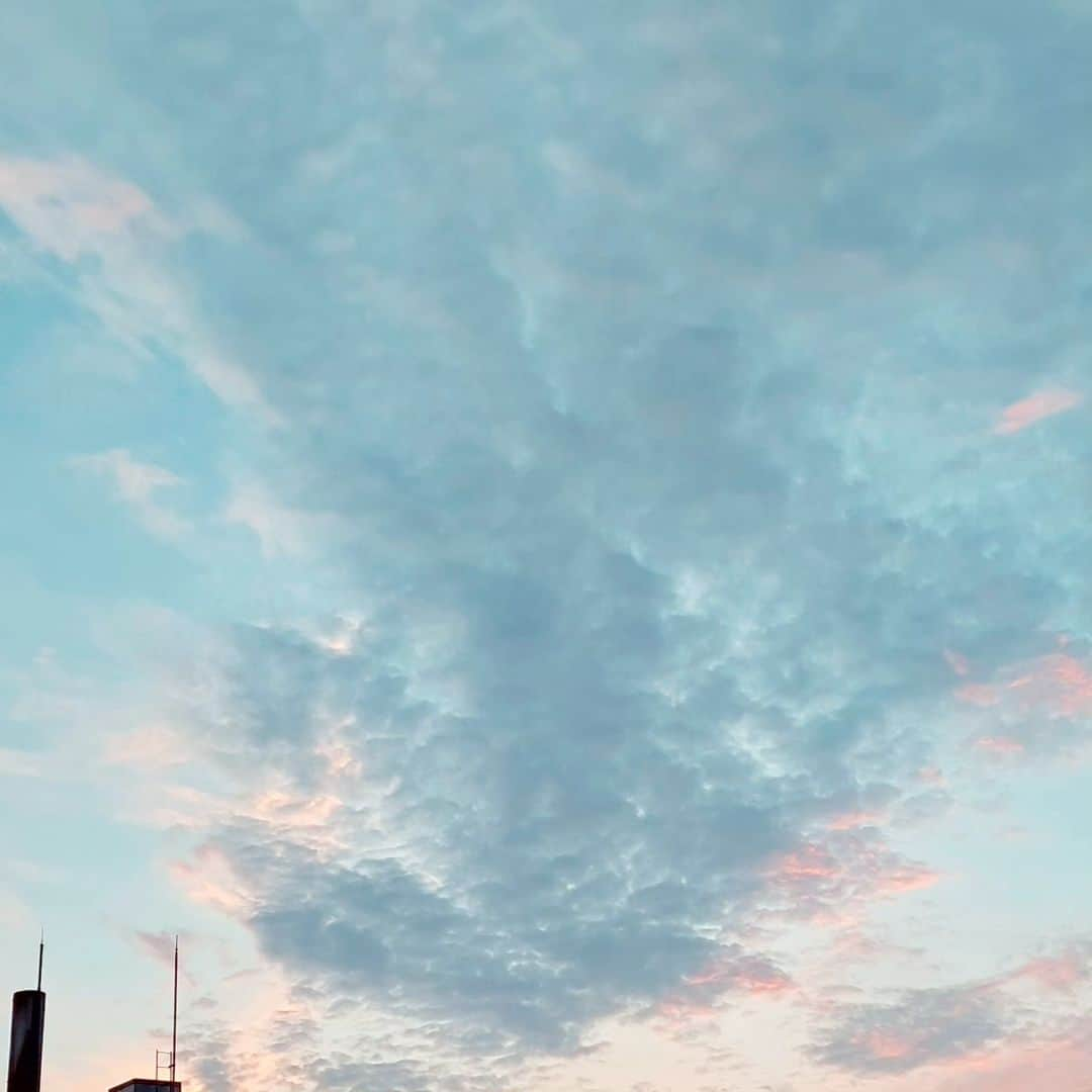 愛華みれさんのインスタグラム写真 - (愛華みれInstagram)「イワシ雲？だっけ  かわいい雲  まだ気温も真夏日💦って  秋～🎶」9月28日 6時38分 - mireaika