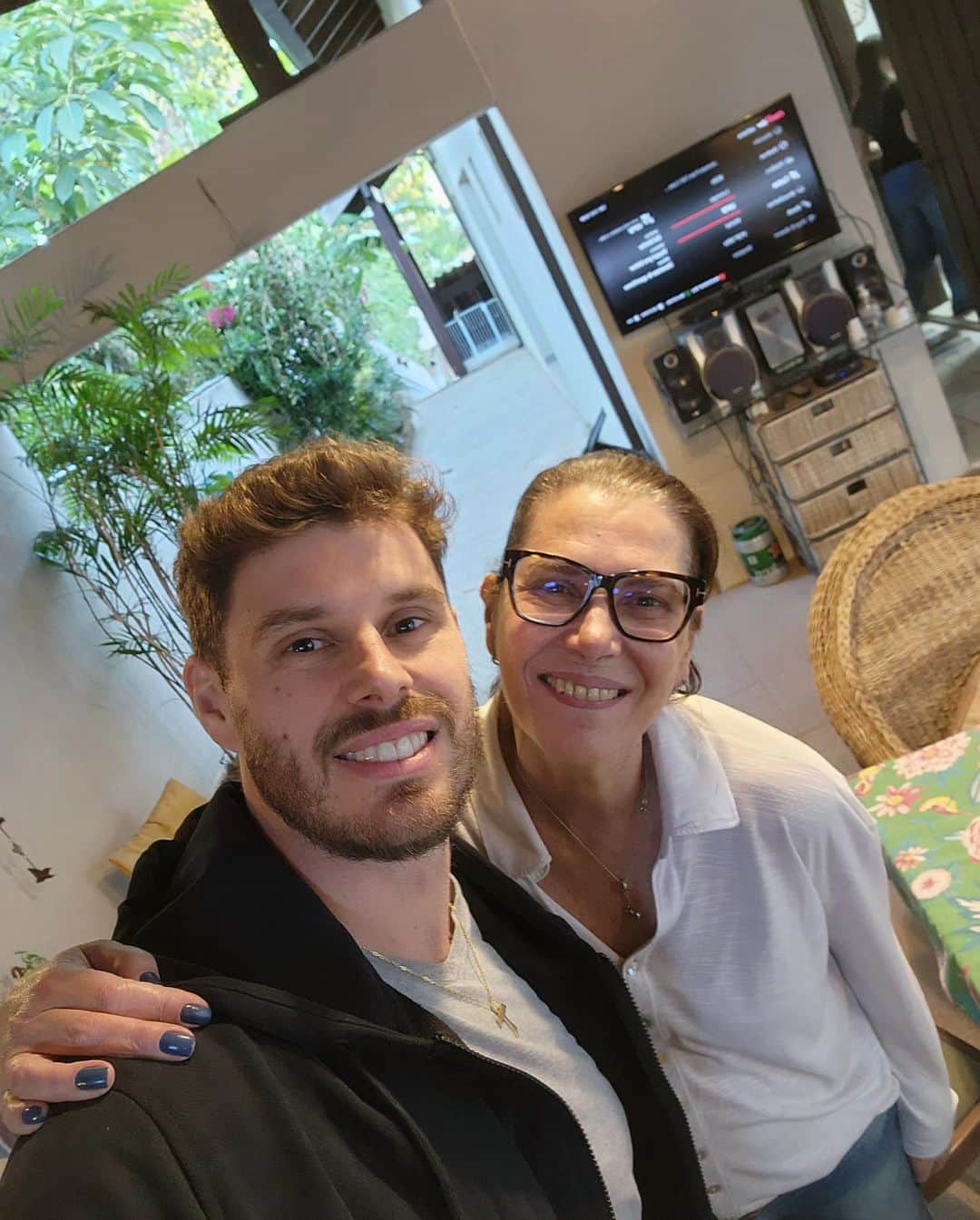 のインスタグラム：「Feliz aniversário pra mulher mais especial desse mundo!!!  Que seja mais um ano muito especial, cheio de felicidades, alegria e saúde na tua vida!!! Te amo muito mãe  ❤️🙌😘」