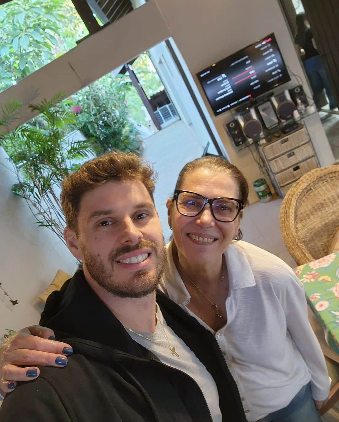 ブルーノ・レゼンデのインスタグラム：「Feliz aniversário pra mulher mais especial desse mundo!!!  Que seja mais um ano muito especial, cheio de felicidades, alegria e saúde na tua vida!!! Te amo muito mãe  ❤️🙌😘」