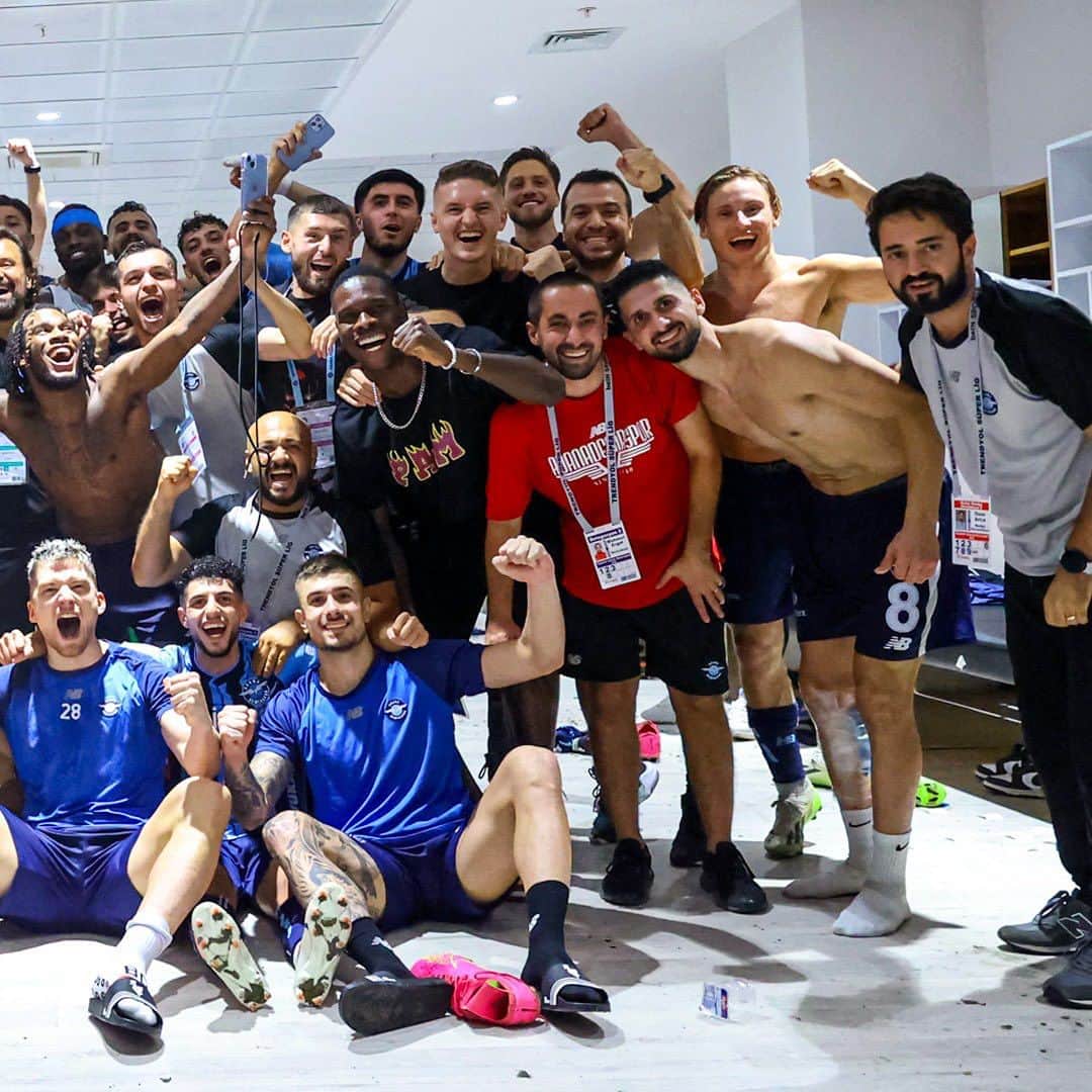 ナニさんのインスタグラム写真 - (ナニInstagram)「Huge win! Today, we showed what we're about! This is the way... Let's gooo! 💙⚡ #AdanaDemirspor #TrendyolSüperLig #Team」9月28日 6時49分 - luisnani