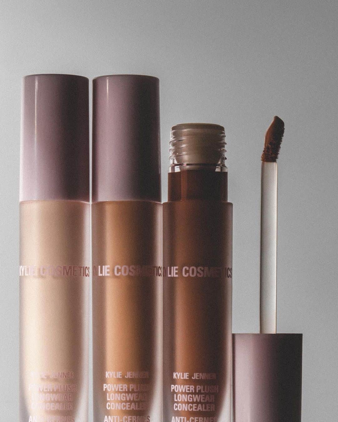 Kylie Cosmeticsさんのインスタグラム写真 - (Kylie CosmeticsInstagram)「thank you for the love on our power plush concealer. 🤍 need help finding your shade? check our ‘shade finder’ story highlight!⁠」9月28日 6時56分 - kyliecosmetics