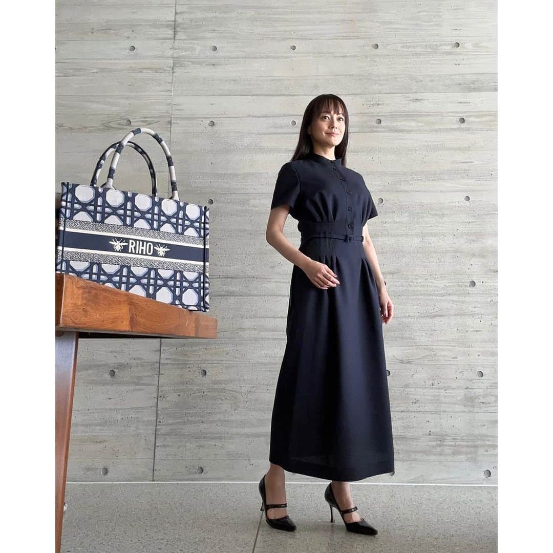 牧瀬里穂のインスタグラム：「おはようございます 今の空はどんよりしているけど 今日は真夏日になるかもと、、、 ここ最近は 30度を切るようになって このまま過ごしやすくなるのかなと思っていたのに 身体は夏バテなのか　夏の疲れが出てきたのか ヘロヘロです 早く秋物のお洋服着たいですね 雰囲気だけは秋っぽく  マノロ・ブラニクのパンプス これはメリージェーンなのかな メンテナンスをしながら25年は履いているかも😆 メリージェーンは ヒールの高さやデザインを少しずつ変えながらある定番だと思うのですが 少し違うだけでも 自分の気持ちにピタッとくるものがなくて 25年間大切に履いています これからはパンプスを履ける　筋肉と体幹をつけねば！  バッグ👜のネーム入れ ずっと勧められていたけど なんとなく、、、だったのですが　入れてみました 🐝のモチーフを前後に」