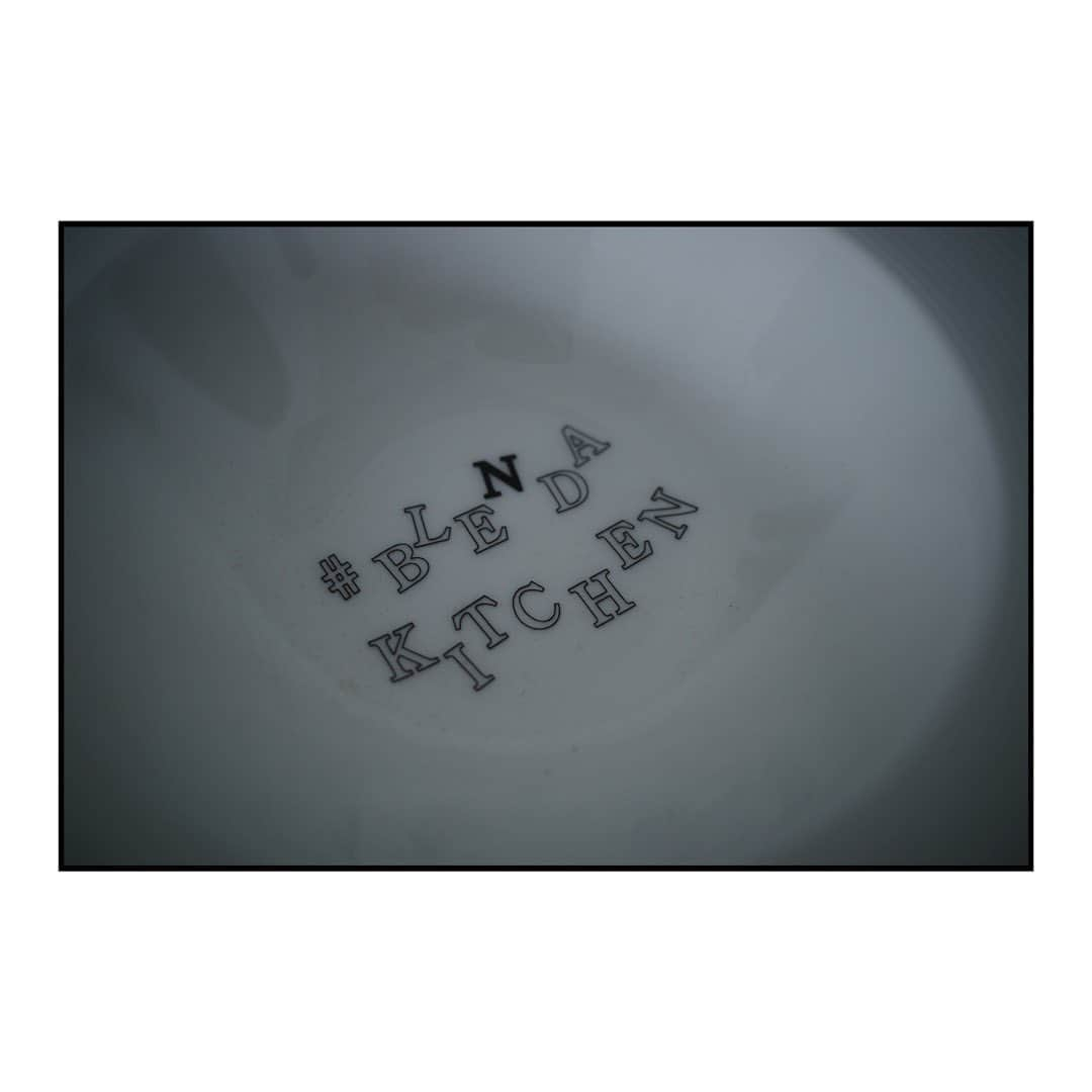 藤田敦子のインスタグラム：「ㅤ @lost.and.found_store の 白い器に文字を転写できる ワークショップに参加しました。  もともと好きなお店だし 行くと何かしら必ず買ってしまう。 前々からうちにあるものが たまたまここでセレクトされてることも多く 我が家との相性もとても良い、大好きなお店。  とくに、REMASTEREDは シンプルで他の器のじゃまをせず色々揃えるのにもお手頃だし 人が来た時用として各皿4枚とか揃えるのに とてもありがたい。  今回は、自分の好きな場所に好きな文字を 転写してオリジナルの器に🤍  入れる文字はかなり悩んだのだが #blendakitchen にしてみました。  ご一緒したお二人も めちゃくちゃ素敵なの作られてたよ✨  今後は店頭で月一回のワークショップになるらしく このシリーズで揃えたくなっちゃったので 友達誘って申し込みしたいなと。  なんなら #blendakitchen のロゴつくって それ転写できるようになったらいいなあ😏 なんて思ったりしています。  ちなみにこの日も買い物して帰りました🤍  収納はたくさんったはずなのに いよいよ、食器棚欲しくなってきたなあ…。」