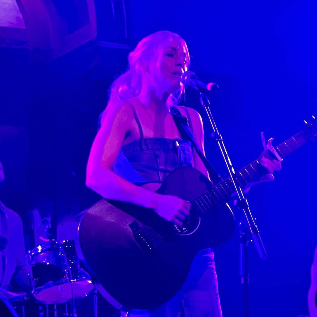 エミリー・キニーのインスタグラム：「🏊‍♀️💕 Next show is at City Winery in NYC! Who’s going?!? Get tix at link in bio.」