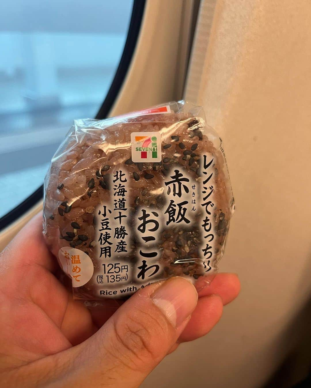 笑福亭鉄瓶さんのインスタグラム写真 - (笑福亭鉄瓶Instagram)「おはようございます。  日帰り東京！ 弾丸行程  独演会 鉄瓶トークの衣装合わせ 読売新聞さん取材 東京かわら版さん訪問 東京新聞さん取材 夕刊フジさん取材 今回のノンフィクション落語の主人公の方にお披露目  と、ありがたい行程となっております。  さすがにこの時間 新大阪には「とん蝶」はまだありません… ちょっとでもとん蝶感を感じるためにおこわ！  行ってきます。  #東京  #取材  #新聞  #独演会  #衣装  #上方落語  #落語  #笑福亭鉄瓶」9月28日 6時59分 - teppeishoufukutei