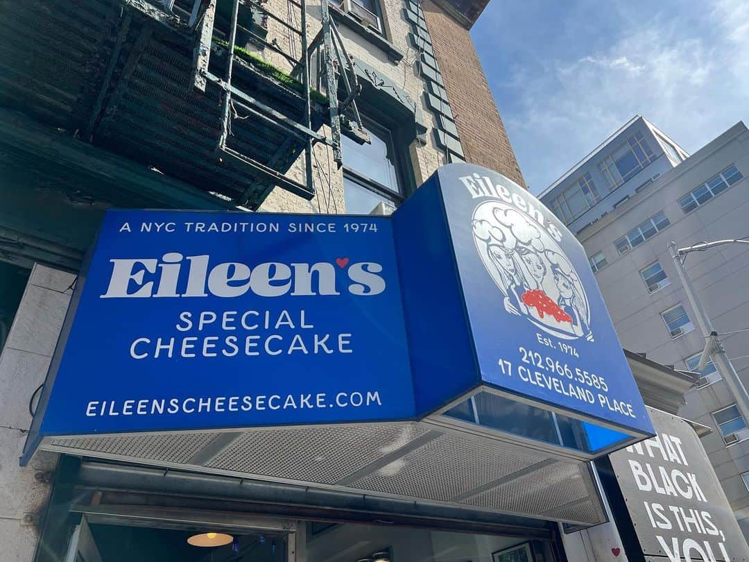 荒木優里さんのインスタグラム写真 - (荒木優里Instagram)「🩷 お出かけした日におみやげにと立ち寄った Eileen's Special Cheesecake 😍❣️  いろんな種類がありましたが、 おすすめしてもらったストロベリーに🍓  レアでもベイクドでもなく、ふわっとした食感で とっても美味しかったっ😆💕  サイズも大きすぎず、甘すぎず、 1人でのおやつにぴったりでした👍🎀  次は何を食べようかしら😋  食べたいものがたくさんあって 困る日々です🍰🍪🍫🧁🍩  #eileensspecialcheesecake #cheesecake #3時のおやつ  #アメリカ生活 #アメリカ暮らし #ニューヨーク #ニューヨーク生活  #ニューヨーク暮らし #ニューヨーク在住 #Newyork #NYC #NY #アメリカ在住日本人 #帯同妻 #渡米記録 #海外生活 #travel #trip #旅行好き #アナウンサー #フリーアナウンサー #荒木優里 #荒木優里のゆるりアメリカ生活」9月28日 7時00分 - yuriaraki0726