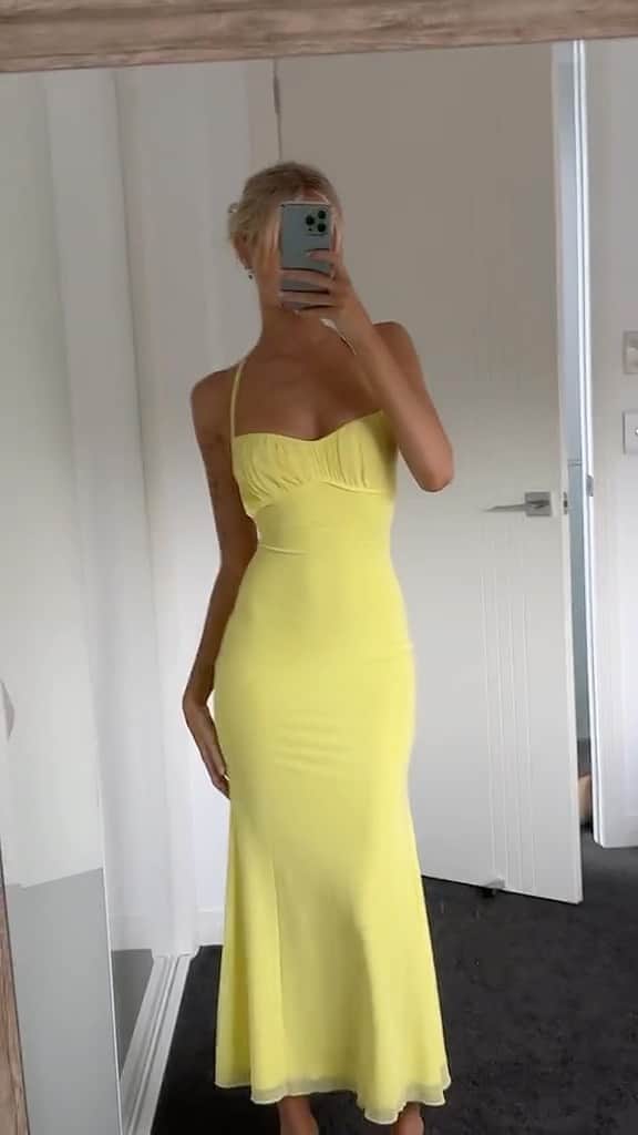 Beginning Boutiqueのインスタグラム：「Our yellow maxi dress obsession 💛 @amberpanozza wears our RESTOCKED Elysium Yellow Maxi Dress!」