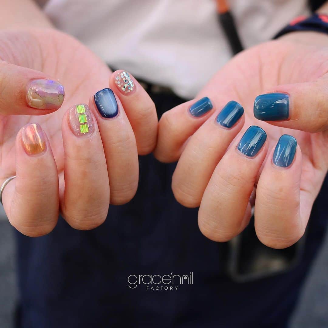 のインスタグラム：「💿🪐🧊🫧  @gracenailfactory_rikako   ______________________ 《grace'nail factoryのこだわり》  ✔︎design policy ネイルは一番身近な芸術 お客様の満足、感動、好奇心を満たす、オリジナルアートのクリエイションにつとめております  ✔︎育爪policy お爪本来の力を育つよう 丁寧なケア、爪質改善のためのアプローチを行なっています  ・アセトン不使用（当店オフの場合」 ・フィルイン ・ウォーターケア付き ・お爪周りの角質ケア  お爪の健康を大切にしていきたい方 、爪質改善を求めている方、ジェルネイルの持ちを良くしたい方に 喜ばれています  ✔︎おもてなしpolicy お客様が【ここへ来たら元気になれる】と喜んでいただけるような〝心〟ある空間づくりを大切にしています  ✔︎エシカルへの取り組み 人への影響だけではなく、地球環境に配慮した良質な商材選びにこだわっています  ——  @gracenailfactory   大阪市西区南堀江1-21-9 南堀江ビル2階  ☞堀江公園のすぐそば ☞レンガ色の入り口  定休日/木曜日 平日10:00-18:30（最終受付） 土日祝11:00-18:30（最終受付）  #堀江ネイル　#マグネットネイル大阪 #大阪ネイルサロン #ウォーターケアのあるサロン  #育爪ネイルサロン  #フィルイン大阪 #個性派ネイル大阪 #カジュアルネイル大阪 #南堀江ネイルサロン #堀江ネイル #ニュアンスネイル大阪  #フットネイル大阪 #インクアート大阪  #ミラーネイル #大人カジュアルネイル #ネイリスト採用大阪 #巻き爪ケア大阪 #네일 #泡ネイル #バブルネイル #ネイリスト求人大阪 #秋ネイル #nail」