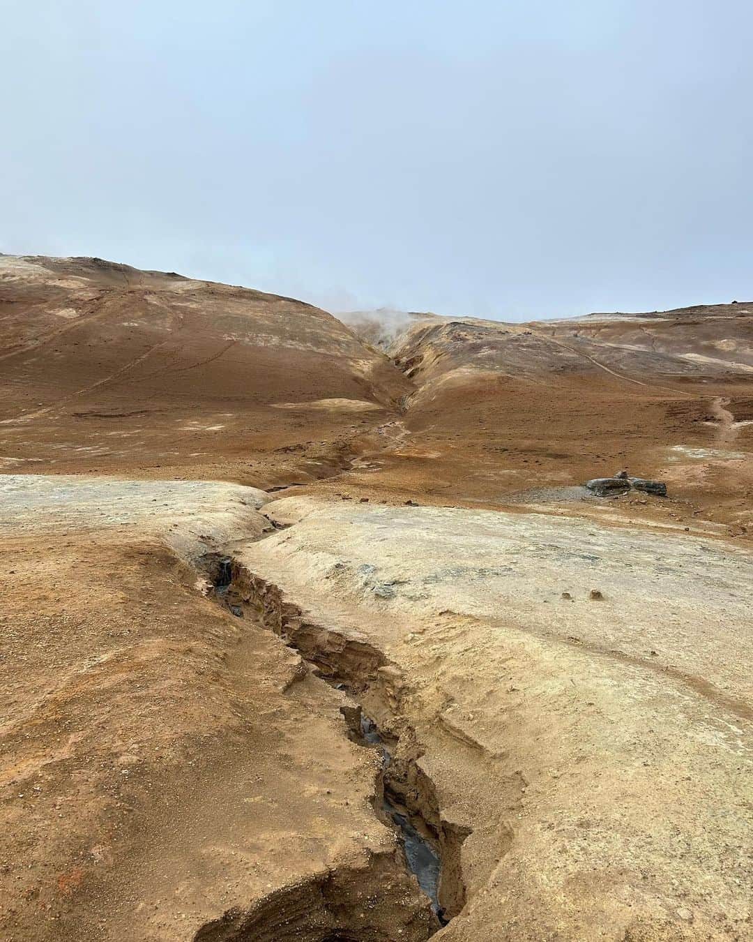 柴田紗希さんのインスタグラム写真 - (柴田紗希Instagram)「ICELANDに1人でやってきてはや1週間🇮🇸  リングロードを車で回って、寝袋で寝る生活をしています。  こんなこと、はじめてしてます。  日本でもしたことない笑 アイスランド行こうって思いたったはいいけど何にも知らない。  からはじまってここにいる事を思うと、 なんでもできるんだな〜 てことです。 本当、なんでもできる。  毎日見たことのない壮大な景色を目にしてなんかすごいしかでてこないけど、 今の人生のとってもすばらしい体験をしていることはすごく分かります。 ずっとずっと 「ありがとう」を言ったり思ったりする1週間です♡  写真は今日行ったnamaskardてとこ 本当、どこか惑星にいるみたい🪐 #iceland #namaskard」9月28日 7時09分 - shibasaaki