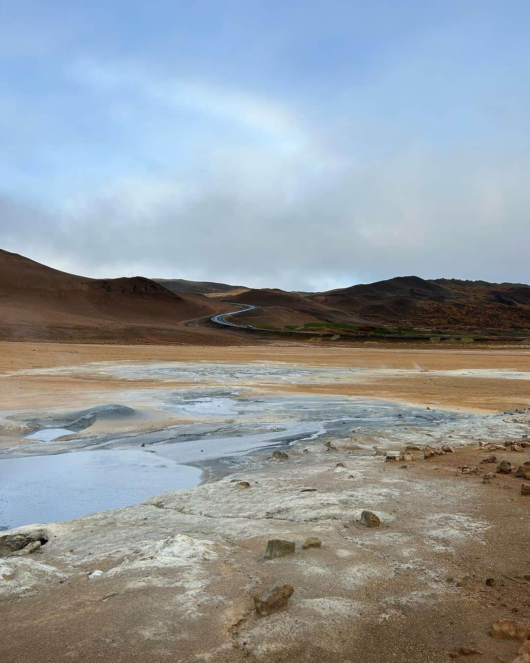 柴田紗希さんのインスタグラム写真 - (柴田紗希Instagram)「ICELANDに1人でやってきてはや1週間🇮🇸  リングロードを車で回って、寝袋で寝る生活をしています。  こんなこと、はじめてしてます。  日本でもしたことない笑 アイスランド行こうって思いたったはいいけど何にも知らない。  からはじまってここにいる事を思うと、 なんでもできるんだな〜 てことです。 本当、なんでもできる。  毎日見たことのない壮大な景色を目にしてなんかすごいしかでてこないけど、 今の人生のとってもすばらしい体験をしていることはすごく分かります。 ずっとずっと 「ありがとう」を言ったり思ったりする1週間です♡  写真は今日行ったnamaskardてとこ 本当、どこか惑星にいるみたい🪐 #iceland #namaskard」9月28日 7時09分 - shibasaaki