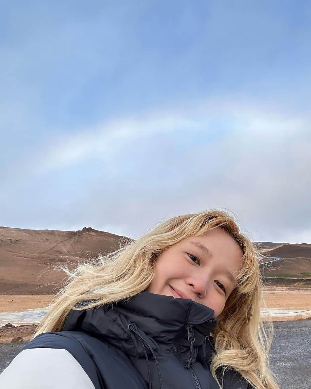 柴田紗希さんのインスタグラム写真 - (柴田紗希Instagram)「ICELANDに1人でやってきてはや1週間🇮🇸  リングロードを車で回って、寝袋で寝る生活をしています。  こんなこと、はじめてしてます。  日本でもしたことない笑 アイスランド行こうって思いたったはいいけど何にも知らない。  からはじまってここにいる事を思うと、 なんでもできるんだな〜 てことです。 本当、なんでもできる。  毎日見たことのない壮大な景色を目にしてなんかすごいしかでてこないけど、 今の人生のとってもすばらしい体験をしていることはすごく分かります。 ずっとずっと 「ありがとう」を言ったり思ったりする1週間です♡  写真は今日行ったnamaskardてとこ 本当、どこか惑星にいるみたい🪐 #iceland #namaskard」9月28日 7時09分 - shibasaaki