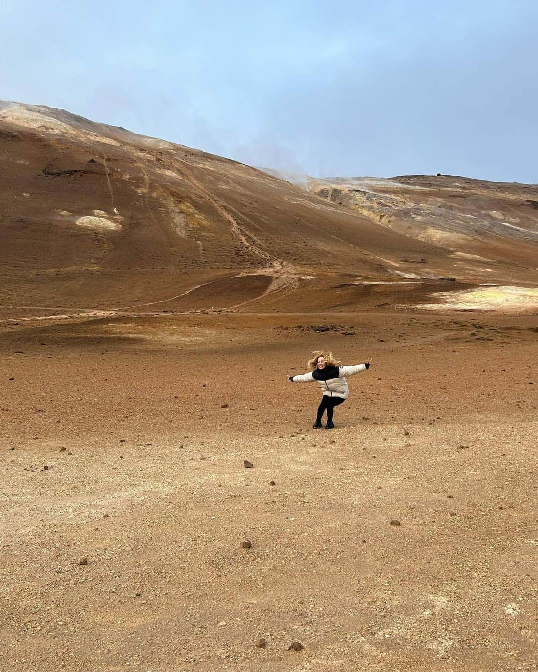 柴田紗希さんのインスタグラム写真 - (柴田紗希Instagram)「ICELANDに1人でやってきてはや1週間🇮🇸  リングロードを車で回って、寝袋で寝る生活をしています。  こんなこと、はじめてしてます。  日本でもしたことない笑 アイスランド行こうって思いたったはいいけど何にも知らない。  からはじまってここにいる事を思うと、 なんでもできるんだな〜 てことです。 本当、なんでもできる。  毎日見たことのない壮大な景色を目にしてなんかすごいしかでてこないけど、 今の人生のとってもすばらしい体験をしていることはすごく分かります。 ずっとずっと 「ありがとう」を言ったり思ったりする1週間です♡  写真は今日行ったnamaskardてとこ 本当、どこか惑星にいるみたい🪐 #iceland #namaskard」9月28日 7時09分 - shibasaaki