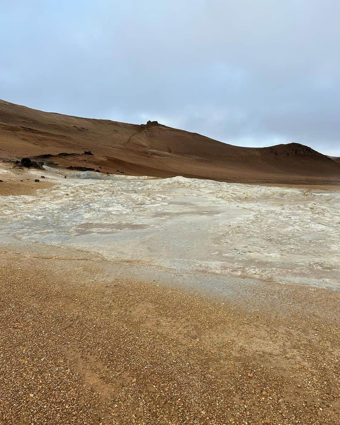 柴田紗希さんのインスタグラム写真 - (柴田紗希Instagram)「ICELANDに1人でやってきてはや1週間🇮🇸  リングロードを車で回って、寝袋で寝る生活をしています。  こんなこと、はじめてしてます。  日本でもしたことない笑 アイスランド行こうって思いたったはいいけど何にも知らない。  からはじまってここにいる事を思うと、 なんでもできるんだな〜 てことです。 本当、なんでもできる。  毎日見たことのない壮大な景色を目にしてなんかすごいしかでてこないけど、 今の人生のとってもすばらしい体験をしていることはすごく分かります。 ずっとずっと 「ありがとう」を言ったり思ったりする1週間です♡  写真は今日行ったnamaskardてとこ 本当、どこか惑星にいるみたい🪐 #iceland #namaskard」9月28日 7時09分 - shibasaaki