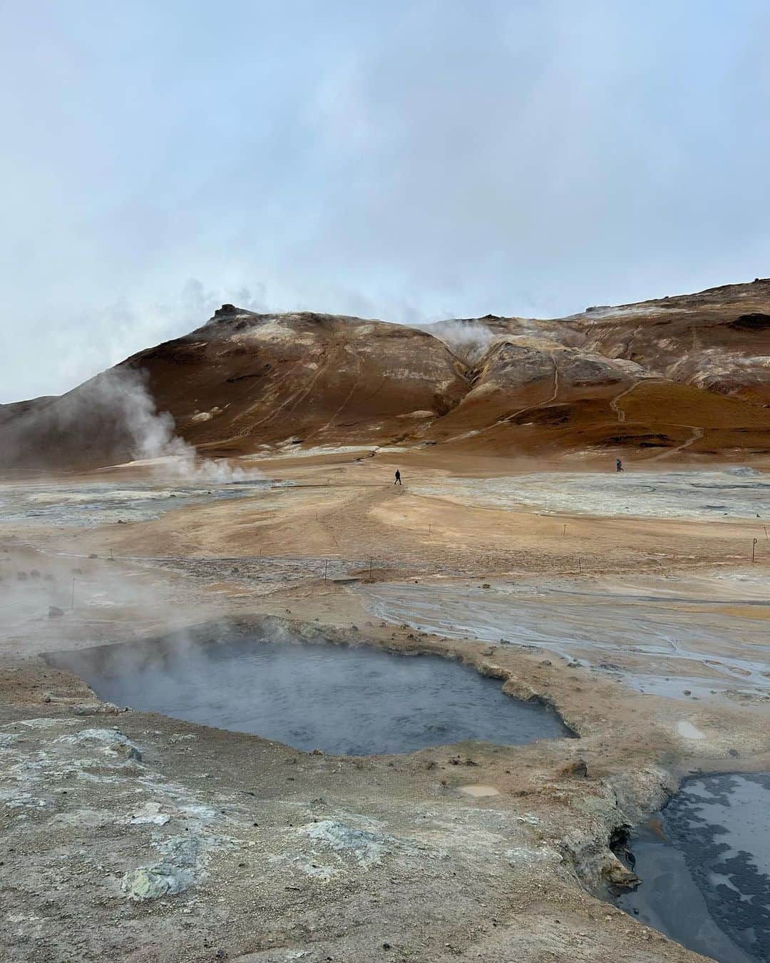 のインスタグラム：「ICELANDに1人でやってきてはや1週間🇮🇸  リングロードを車で回って、寝袋で寝る生活をしています。  こんなこと、はじめてしてます。  日本でもしたことない笑 アイスランド行こうって思いたったはいいけど何にも知らない。  からはじまってここにいる事を思うと、 なんでもできるんだな〜 てことです。 本当、なんでもできる。  毎日見たことのない壮大な景色を目にしてなんかすごいしかでてこないけど、 今の人生のとってもすばらしい体験をしていることはすごく分かります。 ずっとずっと 「ありがとう」を言ったり思ったりする1週間です♡  写真は今日行ったnamaskardてとこ 本当、どこか惑星にいるみたい🪐 #iceland #namaskard」