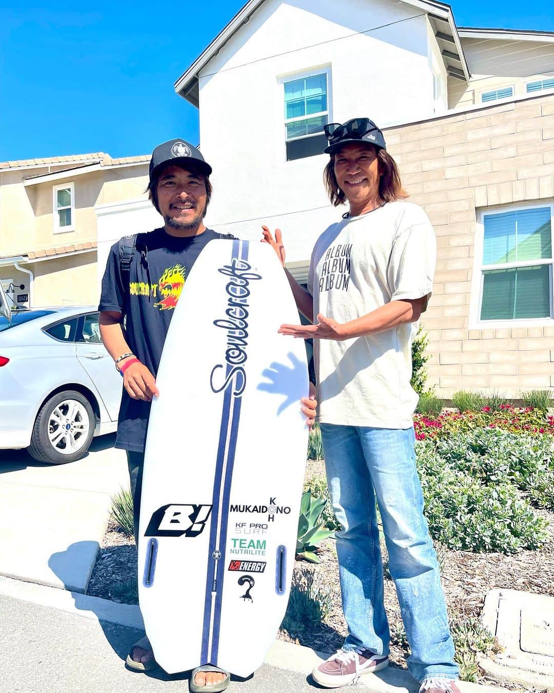 のインスタグラム：「🌍World Wake Surfing Championshipに出場していた 中山健太が  息子2人と一緒に🇺🇸🏡遊びに来てくれました  シアトル〜ユタ〜LA 息子も出場してたんですね！(◎_◎;)  みんなで 🏄‍♀️サンクラメンテ ピアで 一緒にサーフィンしました  Wake Surfingは🏄サーフィンとは違うけど  息子2人は 初めてのサーフィンで テイクオフ出来たり スタンスを変えたり  運動神経が別格ですね！ 将来 間違いなくWake Surfingのプロですね もしかしたらサーフィンでもプロになれるかも！(◎_◎;)   Moanaは🏄いいライティングしてました🤗  楽しい 2日間でした！  これからの ファミリーの活躍 楽しみにしています👨‍👩‍👧‍👧  また遊びに来てください🇺🇸🏡🤗  @nakayamakenta0904  #wakesurfing  #champion  #worldtour  #family」