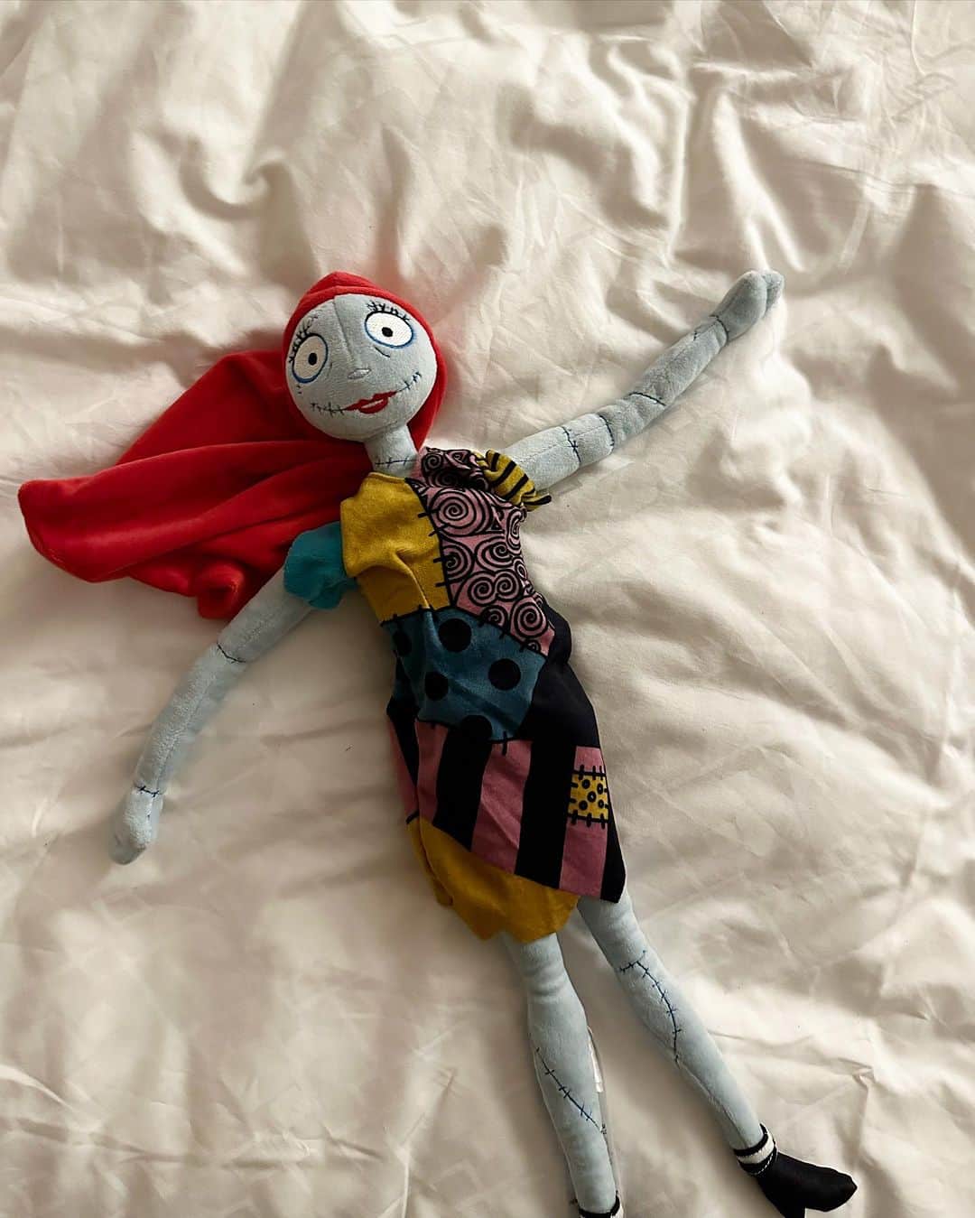 アン・カーティスのインスタグラム：「How I feel after packing through the whole night 😳✈️」