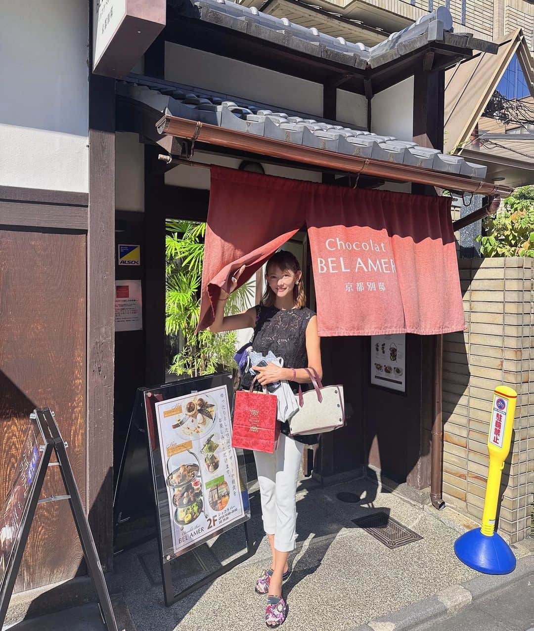 箕輪玖美さんのインスタグラム写真 - (箕輪玖美Instagram)「三条の川沿いでランチ♪ サルバトーレのランチブッフェで、お野菜補給🥗 ・ ・ お散歩してるとまだまだあついので、涼を求めてかき氷🍧 @marukyu.koyamaen_official   京都に来るとよく立ち寄るお茶屋さん🍵人参のかき氷は初めて食べたけど、とーっても美味💕 ・ ・ 実家に顔を出して帰るので、お手土産に大好きなベルアメール 京都別邸へ✨  京都限定の可愛いショコラ〜見てるだけで幸せ😍  京都散歩は何度も行ってもどこを歩いても楽しい😊  #京都 #京都散歩 #タビジョ #タビスタグラム #サルバトーレ #小山園 #かき氷 #ベルアメール京都別邸 #京都大好き #アラフィフ女子 #箕輪玖美」9月28日 7時34分 - kumi.111
