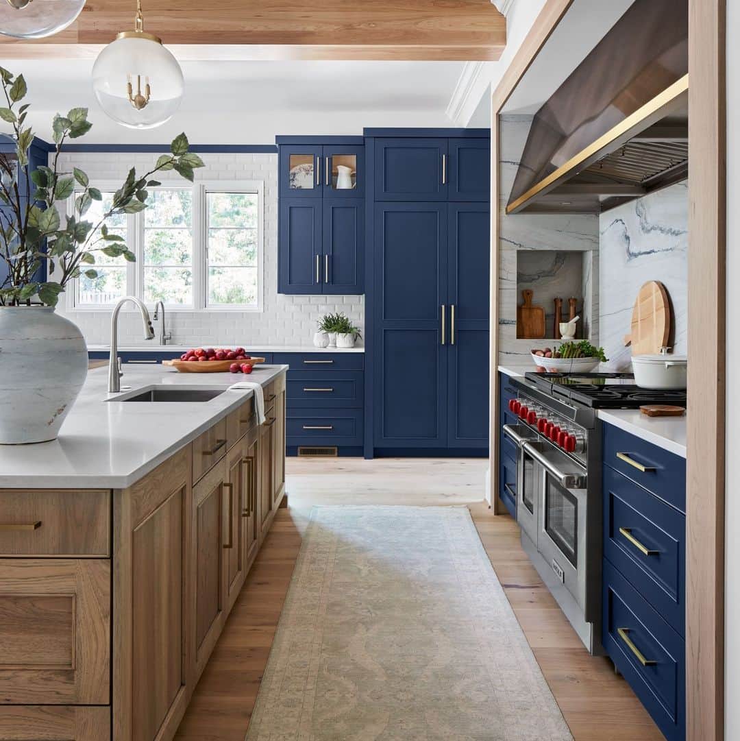 HGTVさんのインスタグラム写真 - (HGTVInstagram)「These cooking and eating spaces are stunning 😍⁠ ⁠ Double tap if you agree!⁠ ⁠ From cozy breakfast nooks and family dinner tables to gourmet chef kitchens, these kitchen and dining spaces act as a gathering place to bring family and friends together.⁠ ⁠ Head to the 👉️ link in bio to tour these homes, vote for your favorites + enter the Designer of the Year Awards sweepstakes for a chance to win $15,000. 😱 #HGTVDesign⁠ ⁠ No purchase necessary. Ends at 5:00 p.m. ET on September 28, 2023. See https://hg.tv/45E4yS0-DOTY for rules.⁠ ⁠ 📸: @laurejoliet (Photo 1 + 2), @mikevantassell (Photo 3 + 4), @heathertalbert (Photo 5 + 6), @stacyzaringoldberg (Photo 7 + 8), @gregpowers (Photo 9 + 10)」9月28日 7時35分 - hgtv
