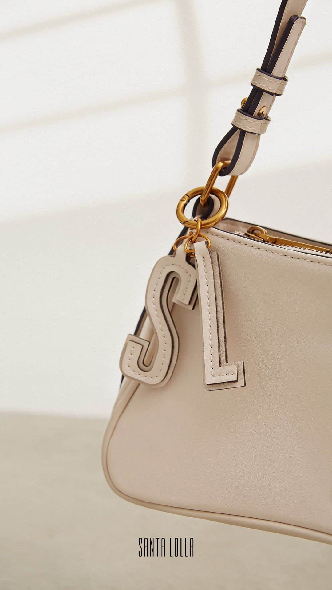 Santa Lollaのインスタグラム：「BAG IS IN THE AIR 💚 Por aqui está todo mundo apaixonado pelo novo shape da bolsa baguete que vem com chaveiro personalizado com o logo SL. Qual é a sua cor preferida? #santalolla #santalollaverao24 #SLhandbags」