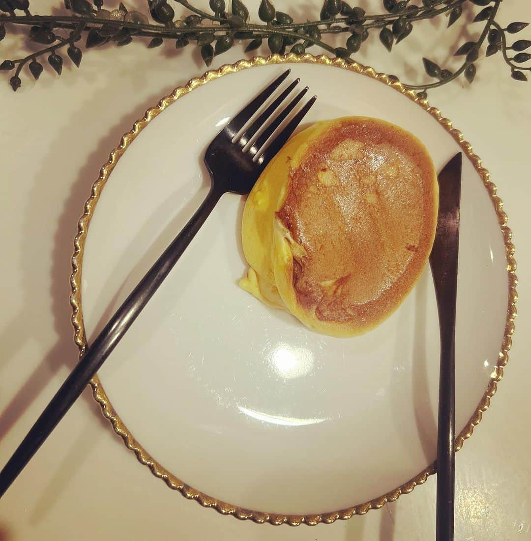 小野さゆりのインスタグラム：「スフレパンケーキ作った🥞🍽  粉大さじ一杯しか使わないから、ヘルシーかも  #スフレパンケーキ」