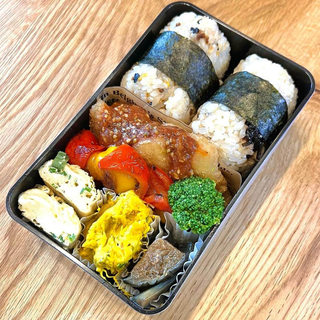 おちあやこのインスタグラム：「今日の夫弁当。  白身魚のフリット（冷凍）に ピザソースとハーブミックス、ハイサーソースを混ぜた スペシャルソース（そこらにあったもん混ぜただけ）  かぼちゃサラダ ナスの煮浸し パプリカのクレージーソルト焼き 卵焼き  そして、昨晩は久しぶりに娘ご飯。 コープ自然派の食材セットで肉団子と野菜のなんとか。  あとは太くて可愛いキャベツの千切りに海藻をのっけてくれました。  最近は火加減も上手になって、炒め過ぎず野菜の食感も残るように仕上げれてます。  うん、良いね！  #今日の夫弁当 #今日のお弁当 #お弁当 #弁当記録#あと25日 #娘ご飯 #コープ自然派#食材セット#小学生の料理」