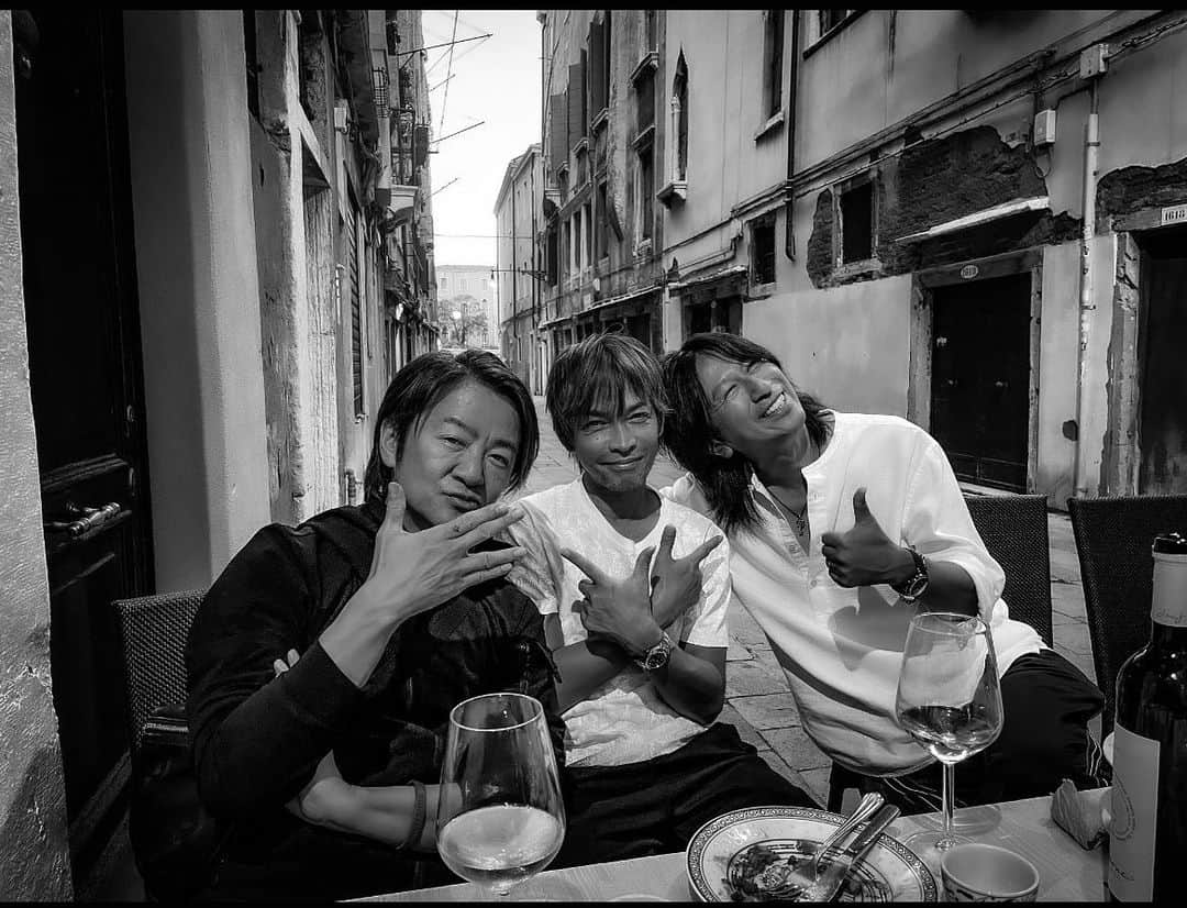 INORANのインスタグラム：「#TERU #TAKURO with Me! 旅先での出会い、たくさん語って 食べて、歌って、笑ったーー!!! #GLAY になれた気がした日😁w  いつまでもGLAYは最高のバンド、 いつまでも仲良くいよう！！！  #イタリア #ベネチア #友達 #awesome #LUNASEA #GLAY #SINGLE発売おめでとう」