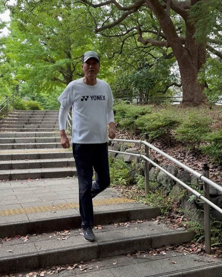 のインスタグラム：「カネやん散歩🚶  スポーツの秋は始まったばかり〜😙  相方さん、よぅ起きたね〜😎  今動かないといつ動く？  どや  #カネやん散歩 #スポーツの秋 #身体動かせ #汗をかけ #どや」