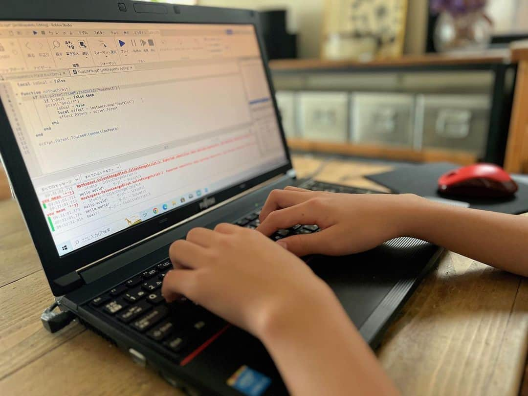 ranranさんのインスタグラム写真 - (ranranInstagram)「最近オンラインスクールのデジタネでずっとやりたがっていたロブロックスを始めた2人  説明を見ながら自分達だけで進めていってますがたまにチラ見したら英字だらけでビックリ。 自分達でアスレチックを作ってるみたいで、「難しくないの？」って聞いたら「難しいけど解説見たらわかるから楽しいし、ゴールの文字の出し方もわかったー！」って^ ^。  機械音痴な私にはプログラミングってめちゃくちゃ難しそうに見えるけど、小6の2人曰く、解説がわかりやすいから楽しくできるみたいで、あーだこーだ言いながらやってます 楽しみながら思考力養ってくれたらいいなぁ。  お得なクーポン貼っときます クーポンコード→1HD57F  年間プランの場合、初月費用15％オフ 月々プランの場合、10％オフ 年間プランの場合 「マイクラ代相当の初月費用3,980円が無料になるキャンペーン」との併用が可能 （初月が無料、翌月の費用が15%オフ） 14日間無料体験も実施中です！  @digitane_online  #双子#双子育児#家庭学習#おうち学習#リビング学習#プログラミング#pr#デジタネ #マイクラ #マインクラフト#Scratch #Roblox #プログラミング教育#プログラミング学習 #プログラミングスクール#プログラミング教室#キッズプログラミング#プログラミング初心者#オンライン講座#小学生習い事#apc」9月28日 8時16分 - tomooo.25