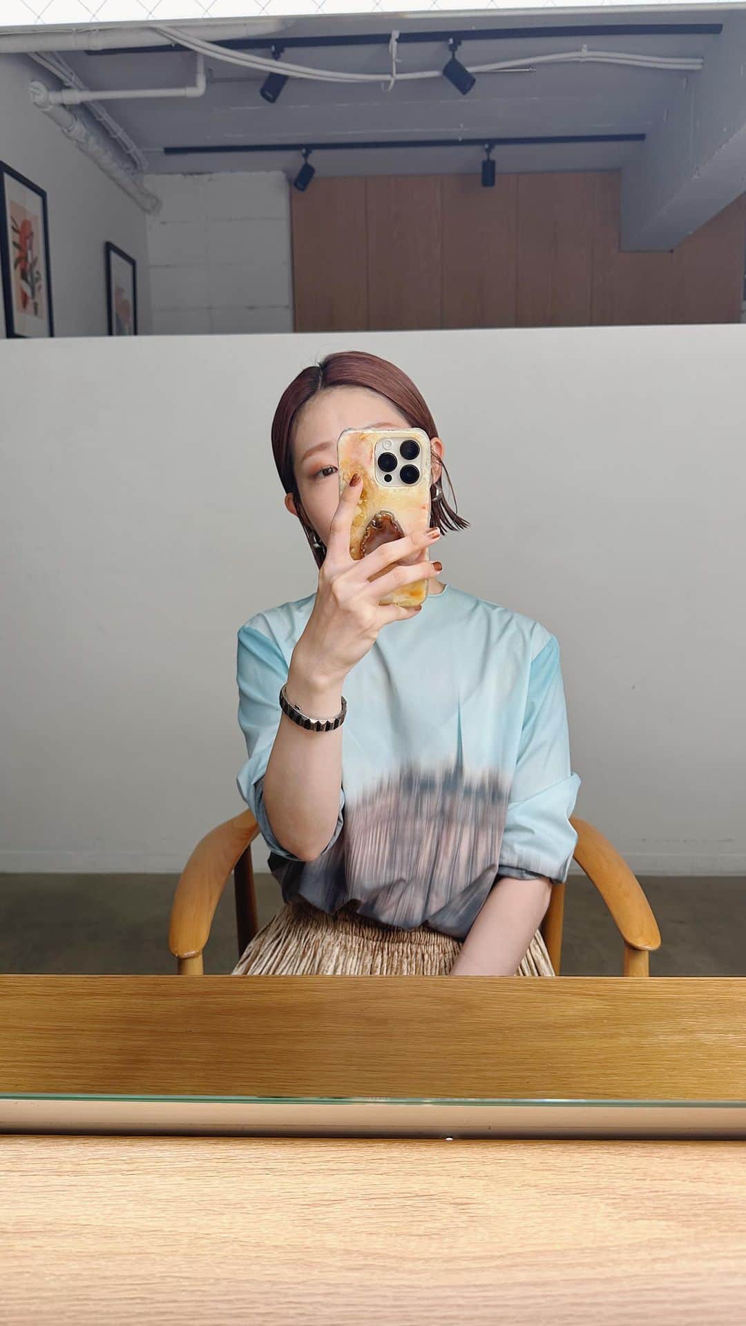和田美由紀のインスタグラム：「おはようございます🥰 今週からもう10月なのですね🕊️🕊️早い👼🏻 朝夜涼しくなって嬉しいですが名古屋は昼はめっちゃ暑いです🙏🏻 気温差の体調管理気をつけて過ごしていきたいと思います💕 では本日もよろしくお願いします✂️☺️  #lorensalon #hairarrange  #名古屋 #美容室 #スタイリング #ヘアカラー #ヘアアレンジ」