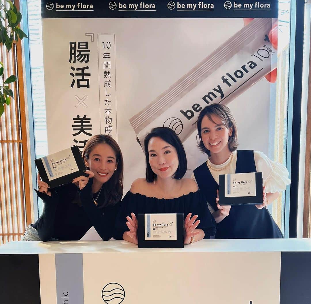 大桑マイミのインスタグラム：「be my flora 10年熟成酵素＋ リリースイベントに行ってきました。 腸活ーっ👌  「be my flora 8年熟成酵素」が、パワーアップ！！こだわりの詰まった「be my flora 10年熟成酵素＋」❤️❤️❗️ 熟成期間が増えた分、分子が細かくなり、より吸収率がアップするそう。　うれしい🫶  自宅では、　クエン酸と重曹に混ぜてドリンク🥤でいただきました。　今日の目覚めスッキリー 🤩🏃‍♀️🎵  体に意識をむけて変化を楽しみたい。☺️ @bemyflora イベントの後は　久しぶりにお互い時間があって @sachi_suzuki  と おしゃべり〜 😚散歩しながら　いい時間過ごせて幸せだった。」