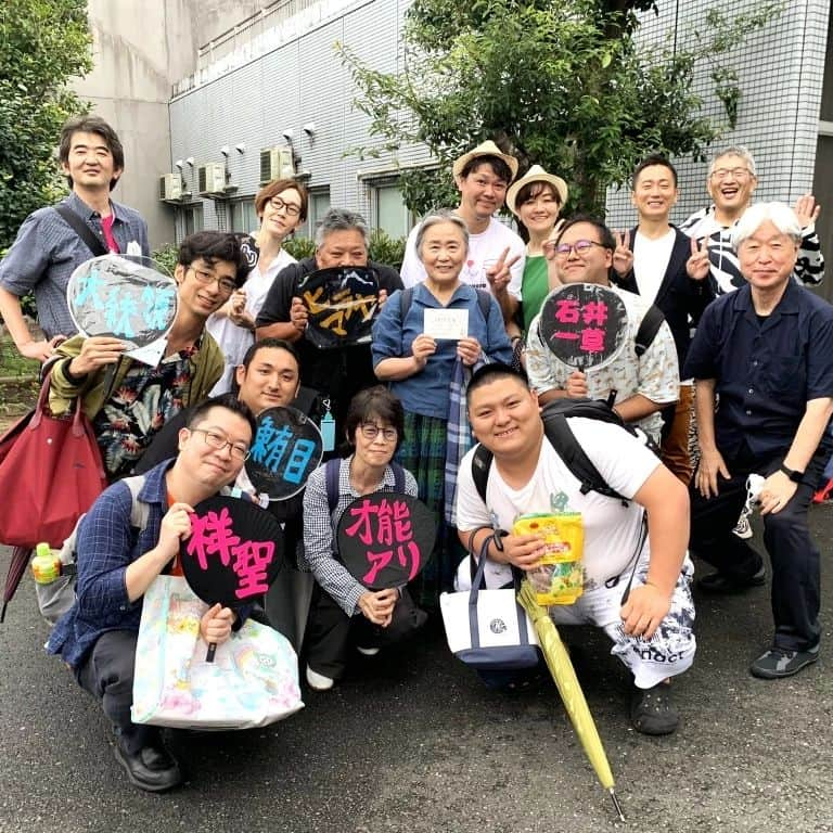 夏井いつきさんのインスタグラム写真 - (夏井いつきInstagram)「【千葉・君津　句会ライブ参加報告　清水縞午の巻】  いつもシマシマのトレーナーで現れるので、来てるのがすぐに分かるのが、この男です～笑。  いつき組スイーツ部を名乗っているのは知ってましたが、マジで、食料？を調達するとは吃驚！  清水縞午のお便り……続きはblogで。 http://itsuki.natsui-company.com/?eid=6991#gsc.tab=0  ★シマウマ～、お便りありがとね♪  句会ライブに行くという名のピクニックやな～笑  推し団扇、マジありがたいワ。名前と顔、会う度に再確認できるし。  ロビー活動という名の組員交流も微笑ましい限りですが、たまたま隣の席に座った人たちに、ネットやラジオに無料の投句先があることを伝えてくれたり、初心者用の本を紹介してくれたり、「いつき組」の活動を解説してくれたり、それら全て、小さな俳句の種蒔きなんだよね。  一月の「あしらの俳句甲子園」、松山にてお待ちしてますよ！」9月28日 8時19分 - natsui_haiku