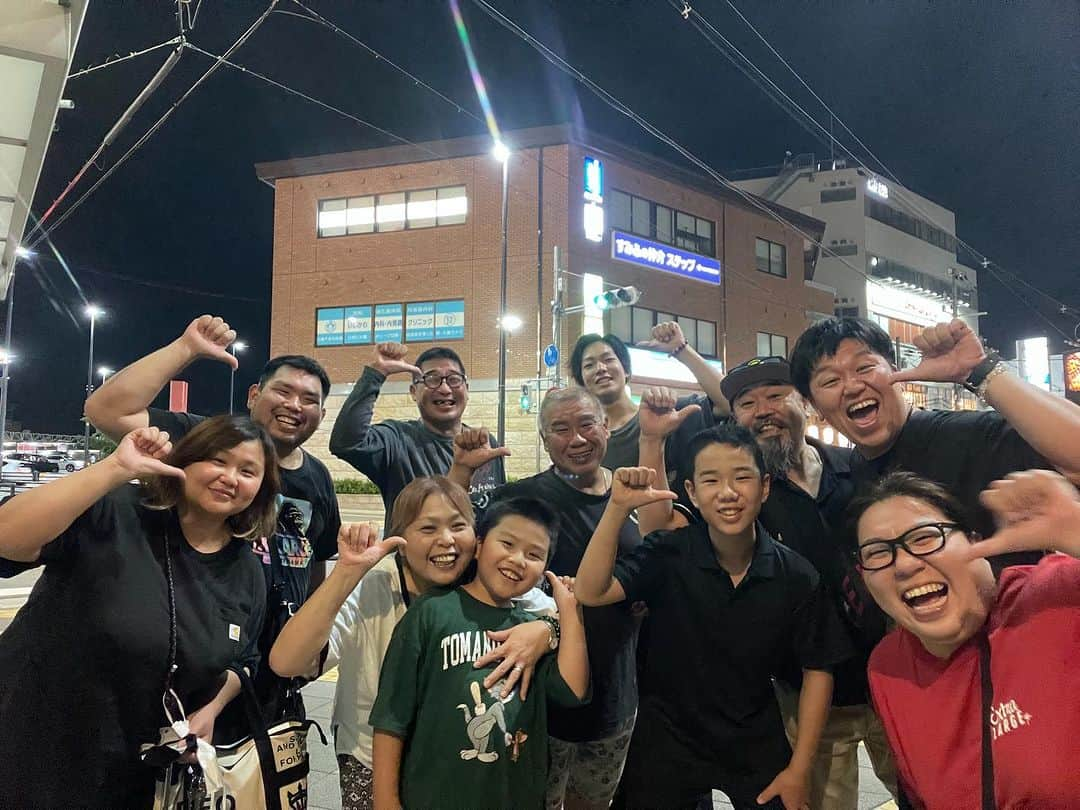 西井隆詞のインスタグラム：「昨夜は東急車輌剣道スポーツ少年団でお世話になってた 先輩達とそして先輩家族と 食事させて頂きました あの先生は今どうされてるとか あの人はどうしてるとか まるで同窓会みたいで めちゃくちゃ楽しかった🤣 鹿毛さんファミリー 中村さん、内野さんファミリー ありがとバンダリでございました🙇🏻‍♂️ ご馳走サマンサタバサでした🙏  #剣道 #剣道部 #東急車輌剣道部 #東急車輌剣道スポーツ少年団 #鳳 #堺市 #鳳駅前変わり過ぎ #同窓会 #ラジバンダリ西井 #焼肉音吉」