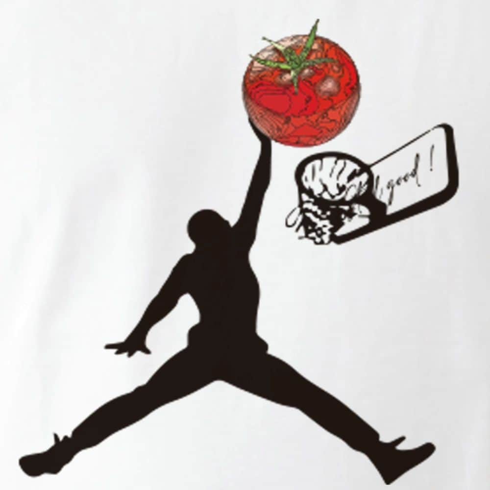 ハンディやしきさんのインスタグラム写真 - (ハンディやしきInstagram)「規格外野菜、もったいない野菜Tシャツのブランド「Still　Good」(まだまだいける、やれる！)フードロスの部分で少しでも貢献出来ればと思い立ちあげました。 　 家庭菜園で採れた熟れすぎたトマトをバスケットボールに見立て豪快に#ダンクシュート モノトーンデザインにトマトの赤色が映える作品です。  　　　　コンセプト  ⚫サステナブルな社会の実現を目指す中で、フードロスが問題視される昨今。  そんな時代にピッタリのブランドが誕生しました。その名も「Still good！」世にも珍しい、世界初の(規格外野菜)、(もったいない)、(フードロス)、(諦めない気持ち)をコンセプトにした唯一無二のアパレルブランドです。  プロデュースするのは、野菜を食べること大好き、料理が大好きで、家庭菜園にハマり、さらには好きが高じて野菜コーディネーター、発酵食品ソムリエの資格まで取ってしまった芸人！通販芸人ハンディやしきです。  家庭菜園で採れる野菜は無農薬で体にも良く味も最高！市場では出回らない、いわゆる規格外野菜みたいなものも沢山あります(笑)。そういった野菜達だってしっかり美味しい！ 何より形が面白くて愛着が湧きます。不揃いだからこその可愛らしさがあるのです。  しかし市場では規格外の野菜は商品になりませんし、ちょっとでも傷むと捨てられてしまいます。でもそんな捨てられる野菜だってまだまだいけるはずなんです！  「Still good！」は野菜大好き、食べること自体も大好き、そして昔から洋服、ファッションが大好きだったハンディやしきが生み出しました。  デザインの素材は家庭菜園の野菜達や石川県の加賀野菜、金沢野菜です。  このブランドが生まれたきっかけは２つあります。  まずはお米つぶの1つも残さない、田舎特有の「もったいない」精神を大切にしてきたからこそ、野菜、食べ物が捨てられてしまう現実を悲しく思ったこと。 幼少期から残さず食べる、命をいただいてるのだから！  そして芸人として長年下積みを重ねてきた自分と、規格外野菜に通ずるものを感じたことです。  「still good」を着ていただくことで、少しでもこの２つの気持ちを皆様にも持っていただきたい！知っていただきい！  野菜も人も「まだまだいける！」そして「もったいないを忘れない」そんな想いのこもった「Still good！」を一度手にとってください。  #ベジアート #野菜アート #リボベジ #Tシャツ #ファッション #オシャレ #まだまだいける #stiilgood #野菜生活 #規格外野菜 #フードロス #もったいない #sdgs  #野菜コーディネーター #発酵食品ソムリエ #家庭菜園 #おうちごはん #ベジスタグラム #料理芸人 #fashion #栄養まるごとプロジェクト #tshirt」9月28日 8時27分 - handyyashiki