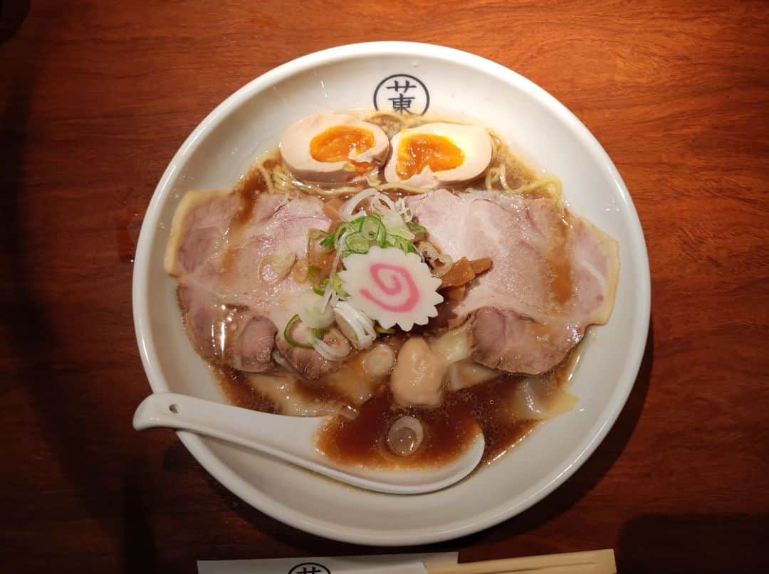 つけMen野郎さんのインスタグラム写真 - (つけMen野郎Instagram)「特製醤油ラーメン サウナ東京 サウナ単体でも気になっていたサウナ東京にて、あのラーメンのオマージュがいただけるってことで行ってきました。スープ飲んで、思わず笑みが溢れるくらいにあのラーメンが頭を過ぎる。鶏豚魚介との表記だが、あそこらしさを感じられて、矢張りトンビかな。麺はスープに合わせて一般的なもので合っていた。トッピング類もしっかりうまかったなぁ。 サウナ5種、水風呂3種と話題のサウナ施設っぷりも体感し、上がりにこのラーメン食べられるんだから最高だよな。」9月28日 8時30分 - bokurarri