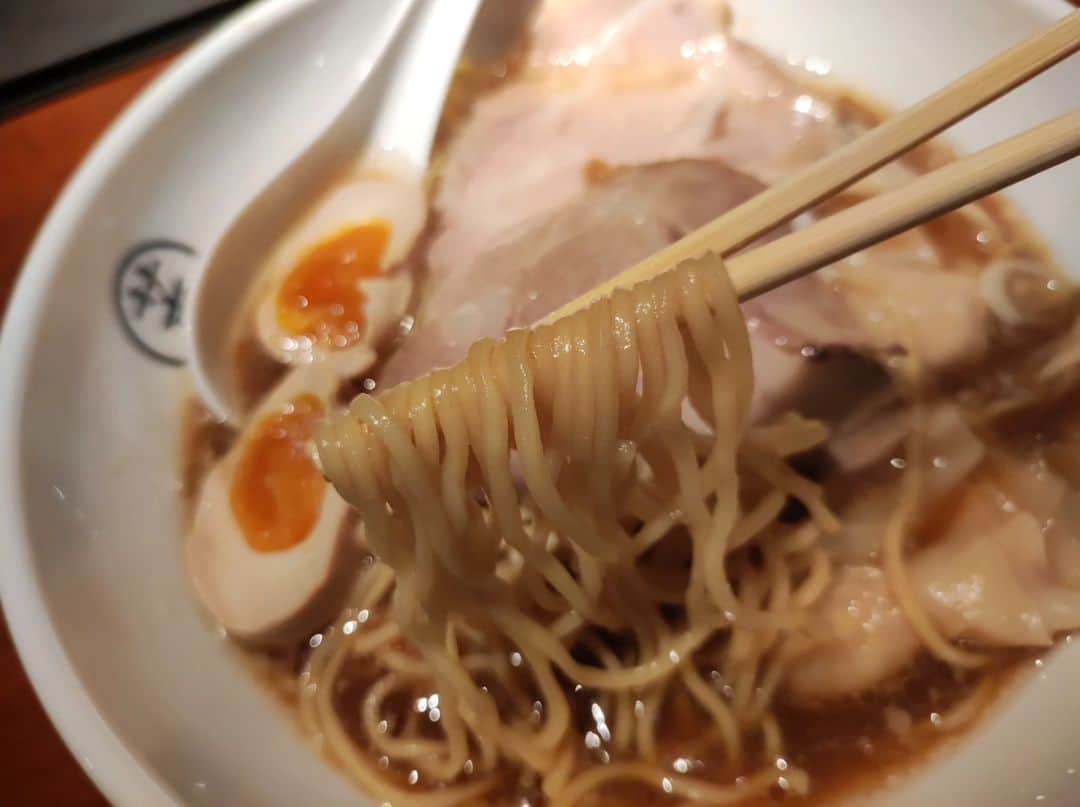 つけMen野郎さんのインスタグラム写真 - (つけMen野郎Instagram)「特製醤油ラーメン サウナ東京 サウナ単体でも気になっていたサウナ東京にて、あのラーメンのオマージュがいただけるってことで行ってきました。スープ飲んで、思わず笑みが溢れるくらいにあのラーメンが頭を過ぎる。鶏豚魚介との表記だが、あそこらしさを感じられて、矢張りトンビかな。麺はスープに合わせて一般的なもので合っていた。トッピング類もしっかりうまかったなぁ。 サウナ5種、水風呂3種と話題のサウナ施設っぷりも体感し、上がりにこのラーメン食べられるんだから最高だよな。」9月28日 8時30分 - bokurarri