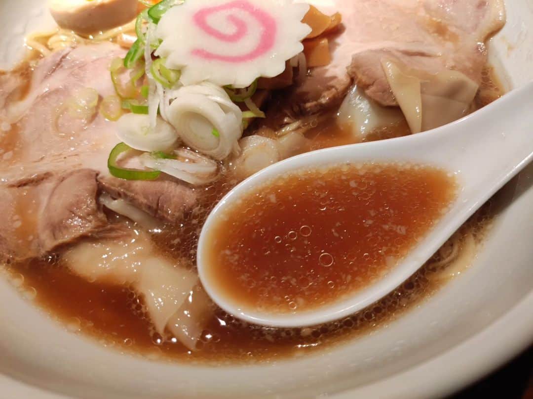 つけMen野郎さんのインスタグラム写真 - (つけMen野郎Instagram)「特製醤油ラーメン サウナ東京 サウナ単体でも気になっていたサウナ東京にて、あのラーメンのオマージュがいただけるってことで行ってきました。スープ飲んで、思わず笑みが溢れるくらいにあのラーメンが頭を過ぎる。鶏豚魚介との表記だが、あそこらしさを感じられて、矢張りトンビかな。麺はスープに合わせて一般的なもので合っていた。トッピング類もしっかりうまかったなぁ。 サウナ5種、水風呂3種と話題のサウナ施設っぷりも体感し、上がりにこのラーメン食べられるんだから最高だよな。」9月28日 8時30分 - bokurarri