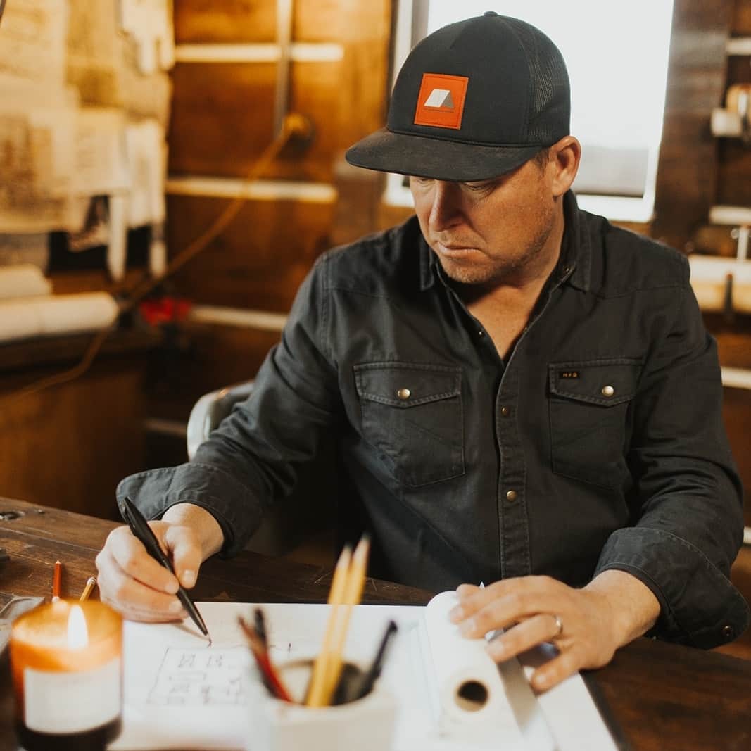 HGTVさんのインスタグラム写真 - (HGTVInstagram)「In a quaint southern Colorado town, #BuildingRoots hosts @bendozier and @cristidozier live and work amidst a Rocky-Mountain picturesque world. The husband-and-wife renovation duo is surrounded by daily inspiration: quaint shops, charming scenery and famous hot springs known for their healing powers — all the makings of an HGTV show. ⁠ ⁠ To see what a day in their lives looks like, tap the link in our bio. ⬆️⁠ ⁠ 📸: @wilddawnpf」9月28日 8時30分 - hgtv
