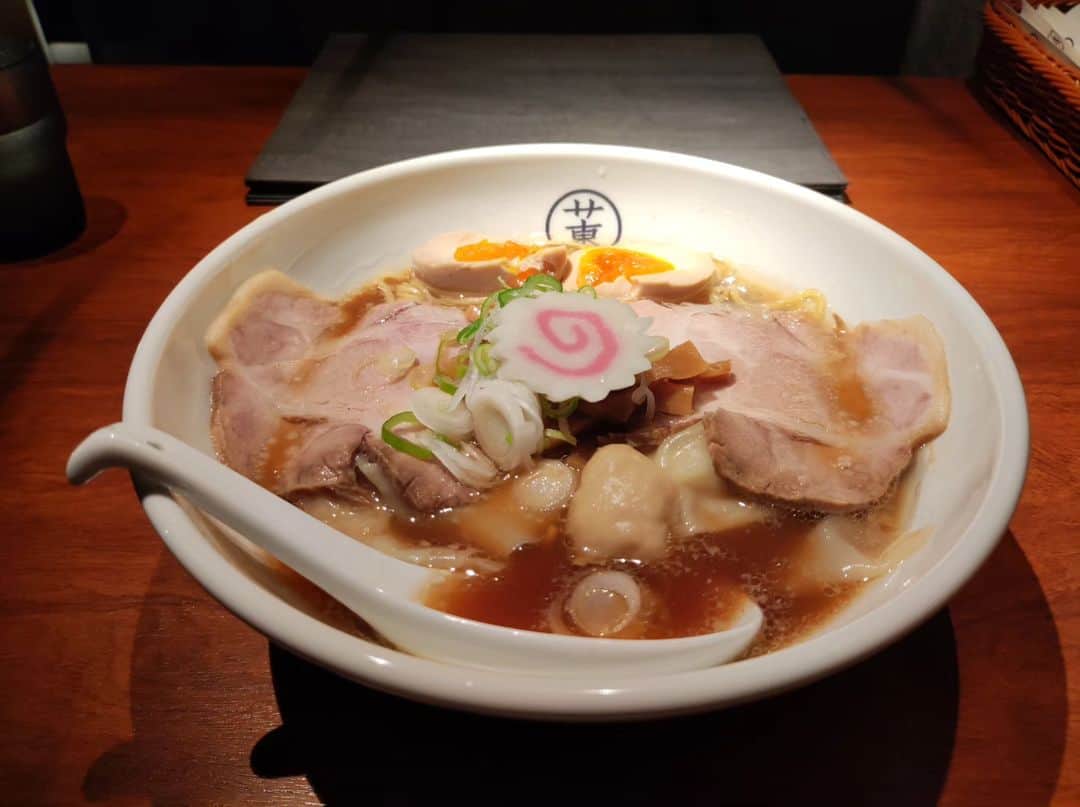 つけMen野郎のインスタグラム：「特製醤油ラーメン サウナ東京 サウナ単体でも気になっていたサウナ東京にて、あのラーメンのオマージュがいただけるってことで行ってきました。スープ飲んで、思わず笑みが溢れるくらいにあのラーメンが頭を過ぎる。鶏豚魚介との表記だが、あそこらしさを感じられて、矢張りトンビかな。麺はスープに合わせて一般的なもので合っていた。トッピング類もしっかりうまかったなぁ。 サウナ5種、水風呂3種と話題のサウナ施設っぷりも体感し、上がりにこのラーメン食べられるんだから最高だよな。」
