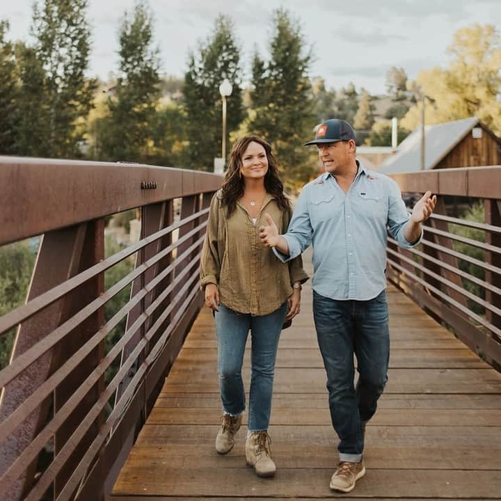 HGTVのインスタグラム：「In a quaint southern Colorado town, #BuildingRoots hosts @bendozier and @cristidozier live and work amidst a Rocky-Mountain picturesque world. The husband-and-wife renovation duo is surrounded by daily inspiration: quaint shops, charming scenery and famous hot springs known for their healing powers — all the makings of an HGTV show. ⁠ ⁠ To see what a day in their lives looks like, tap the link in our bio. ⬆️⁠ ⁠ 📸: @wilddawnpf」