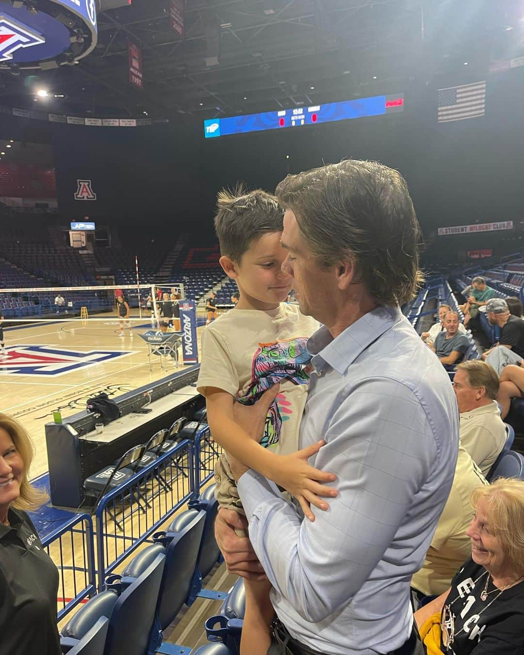 クリスティン・ヒルデブランドさんのインスタグラム写真 - (クリスティン・ヒルデブランドInstagram)「Daddy’s (& @lbsuwvb ) biggest super fans right here🤍. *Will travel solo so long as Lennon continues to ride my carryon in lieu of a stroller, and someone meets me on the other end with car seats and a pack and play.* Go beach!! ❤️‍🔥」9月28日 8時30分 - _kristinhildebrand