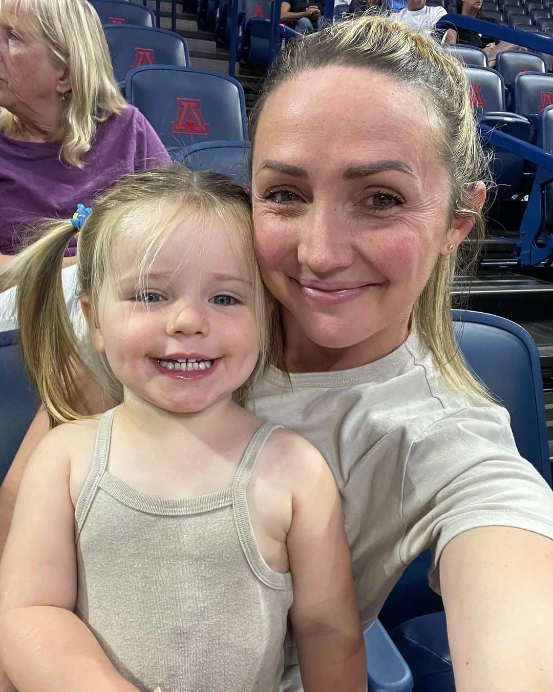 クリスティン・ヒルデブランドのインスタグラム：「Daddy’s (& @lbsuwvb ) biggest super fans right here🤍. *Will travel solo so long as Lennon continues to ride my carryon in lieu of a stroller, and someone meets me on the other end with car seats and a pack and play.* Go beach!! ❤️‍🔥」