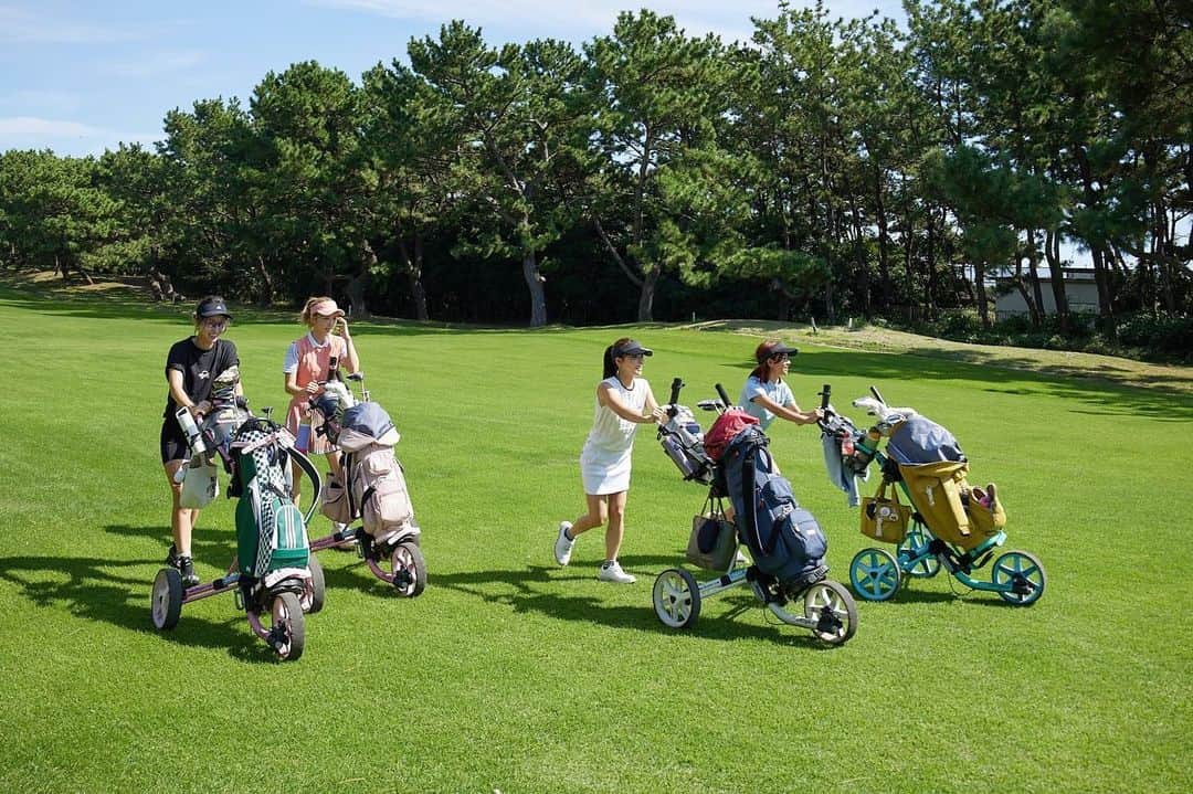 井上奈保さんのインスタグラム写真 - (井上奈保Instagram)「OUR［FAIR］WAY. Special Round 2023 FALL&WINTER⛳️ @adidasgolf   仲良しメンバーと #enjoygolf ✨✨  wear all: #adidasgolf  ちょっと女子っぽいスタイルが気分です🤍👚 今年は冬ゴルフのウェアやらも揃えて 冬ゴルフも楽しみたいな♪  #アディダスゴルフ #ourfairway #ずっとゴルフ #giftedbyadidas」9月28日 8時34分 - inouenaho1207