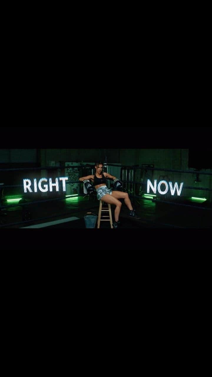 ジェシカ・ロウンズのインスタグラム：「RIGHT NOW video out now! (link in bio) 🥊」