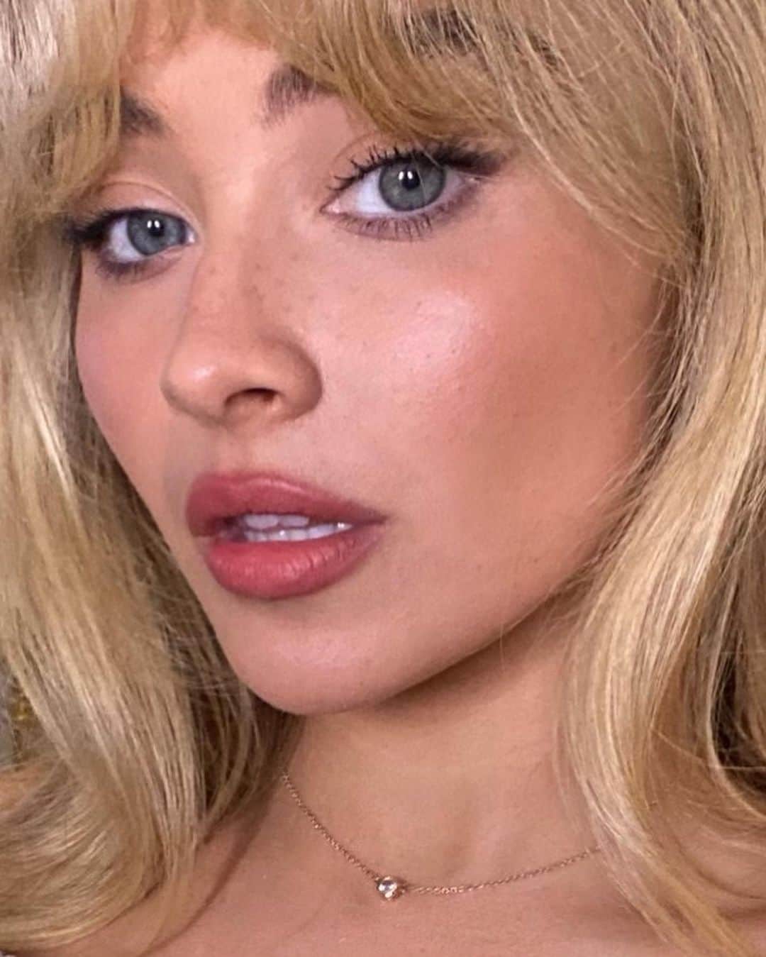Carolina Gonzalezのインスタグラム：「🇫🇷 S C🌹 @sabrinacarpenter in Paris 🇫🇷 #PFW  Stylist @jasonbolden  Hair @evaniefrausto  #MakeupByMe @cgonzalezbeauty  #CGonzalezBeauty  #MakeupCarolinaGonzalez  #Paris #SabrinaCarpenter」