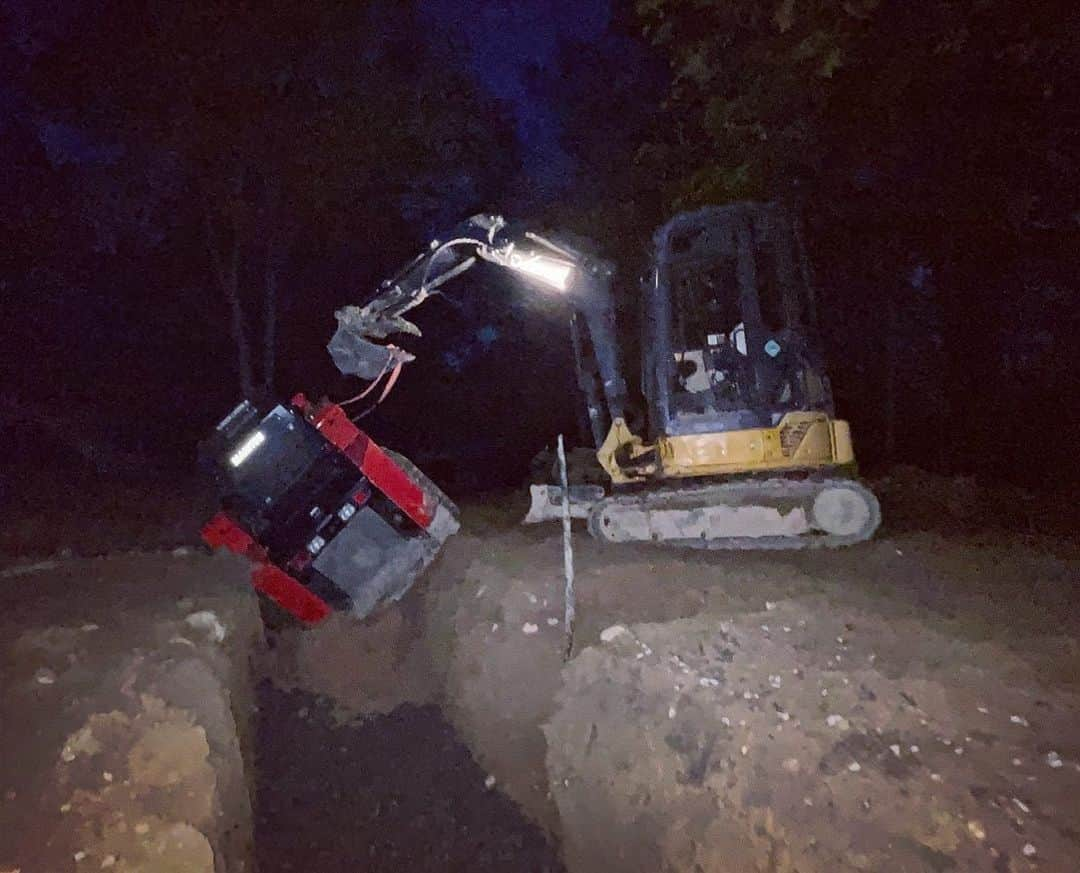 ジョシュア・レナードのインスタグラム：「Hard lesson learned for a relatively cheap price (no one was hurt/machine will be fine). Never work an 11-hour machine day, regardless of foundation pour deadlines! “There but for the grace of god.” #PSA」