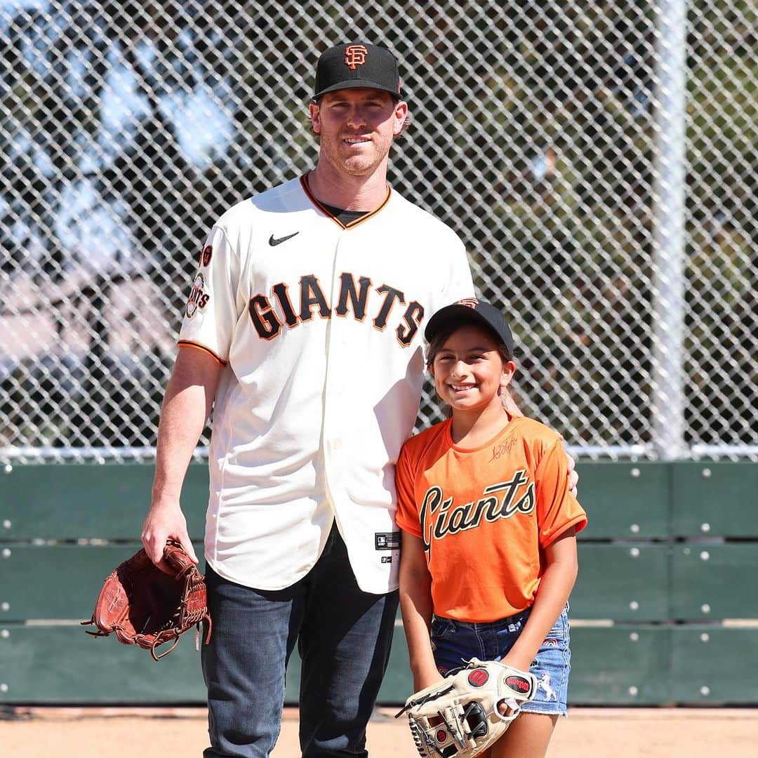のインスタグラム：「Welcome to the Anthony DeSclafani Junior Giants Field.  The @giantscommunityfund, in partnership with the @goodtidingsfoundation and @cityofhollister, commemorated the renovation of the Vista Park Hill Field during a community celebration today. The field has officially been renamed to the Anthony DeSclafani Junior Giants Field in honor of the pitcher’s contribution to the project and dedication to community service.  For over three decades, the Giants Community Fund has worked to provide equitable opportunities for youth to play, connect and learn in a safe environment through the Peter A. Magowan Fields for Kids Program.」