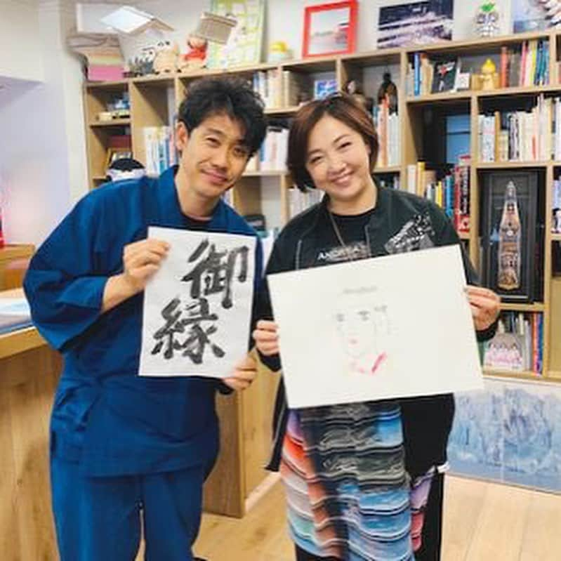 森本千絵さんのインスタグラム写真 - (森本千絵Instagram)「【好評につき再販売決定！】 YO OIZUMI ◎ goen° 「大泉フィフティーだるま屋ウィリー」Tシャツ  が、本日からateliergoen°（代官山店舗）にてお求めいただけることになりました。（数量限定）  『水曜どうでしょう』伝説の 【だるま屋ウィリー事件】を大泉洋さん自らが描きました。  なまら可愛いです💕  大泉洋50歳記念企画メイキング「大泉洋、描く」ThankCUE+にて公開中! 動画はこちらから▶https://thankcue.office-cue.com/movie/58 ※ThankCUE+へログインのうえ、ご覧ください。  goen° 渋谷区猿楽町4-6   #大泉洋 #水曜どうでしょう #だるま屋ウィリー事件 #Tシャツ　#anniversary」9月28日 8時48分 - chiemorimoto_goen