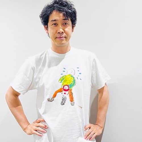のインスタグラム：「【好評につき再販売決定！】 YO OIZUMI ◎ goen° 「大泉フィフティーだるま屋ウィリー」Tシャツ  が、本日からateliergoen°（代官山店舗）にてお求めいただけることになりました。（数量限定）  『水曜どうでしょう』伝説の 【だるま屋ウィリー事件】を大泉洋さん自らが描きました。  なまら可愛いです💕  大泉洋50歳記念企画メイキング「大泉洋、描く」ThankCUE+にて公開中! 動画はこちらから▶https://thankcue.office-cue.com/movie/58 ※ThankCUE+へログインのうえ、ご覧ください。  goen° 渋谷区猿楽町4-6   #大泉洋 #水曜どうでしょう #だるま屋ウィリー事件 #Tシャツ　#anniversary」