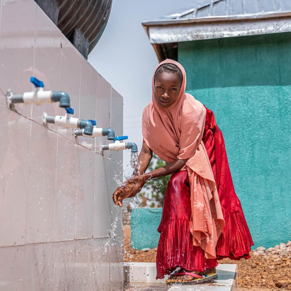 unicefのインスタグラム：「10-year-old Zalfal from Nigeria has access to clean water in her school, thanks to this waterpoint installed by UNICEF and partners.  It’s part of a project that aims to improve sanitation services and hygiene practices by making them resilient to the impacts of climate change.  © UNICEF/UN0854519/Owoicho」
